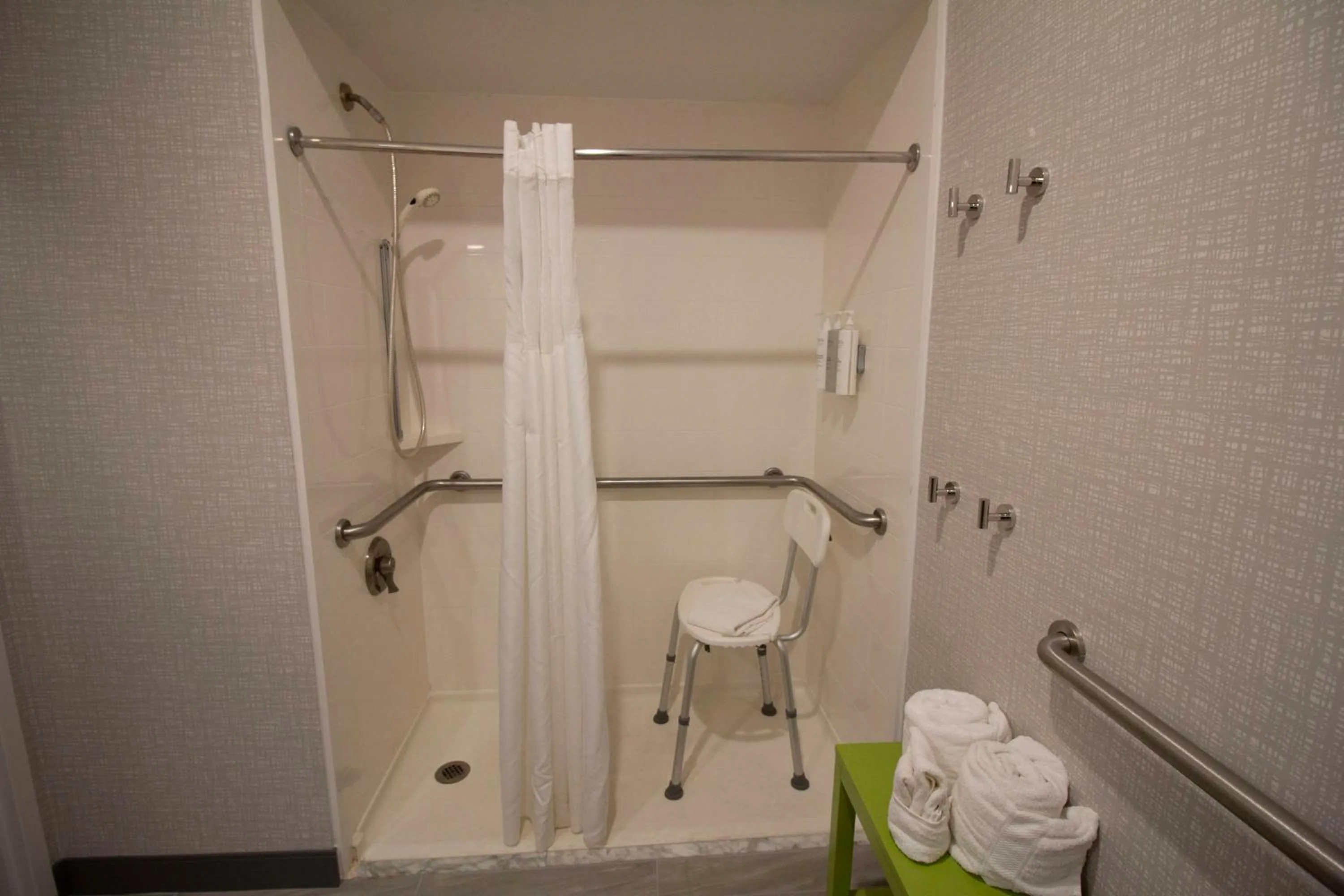 Bathroom in Hampton Inn Kent/Akron Area