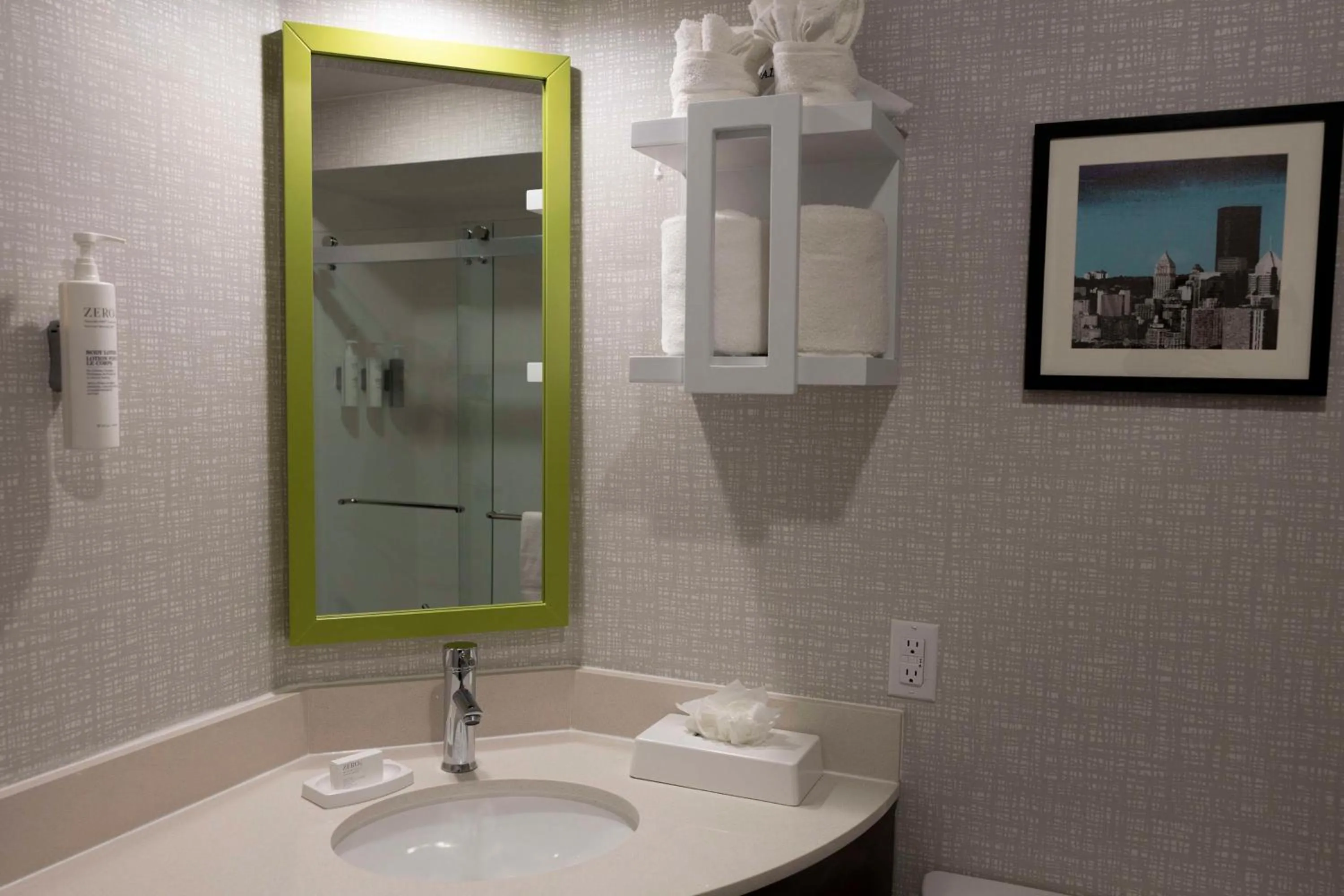 Bathroom in Hampton Inn Kent/Akron Area