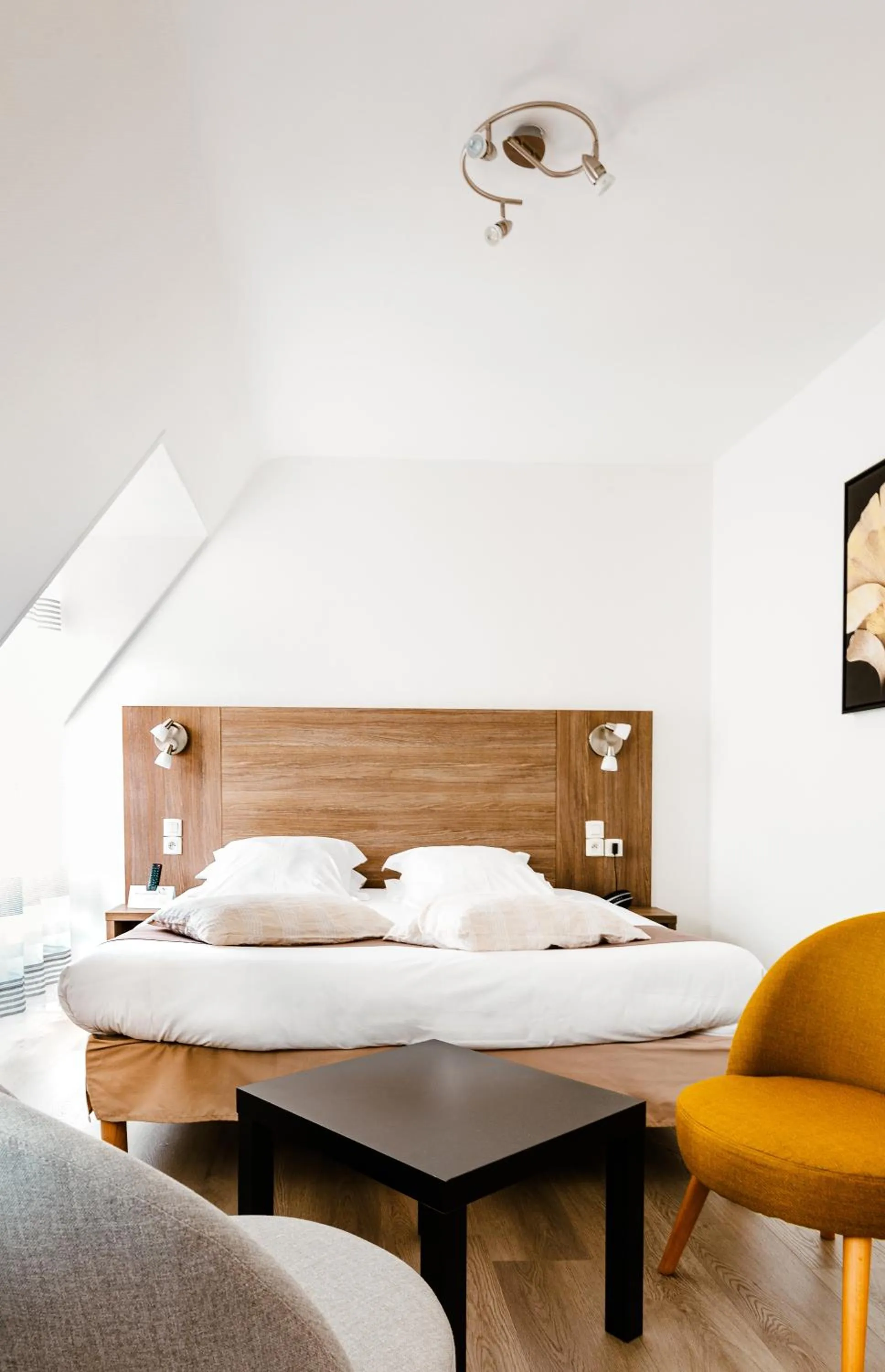 Bedroom, Bed in Logis Hotel Le Relais De La Poste Restaurant Le Fil du Temps