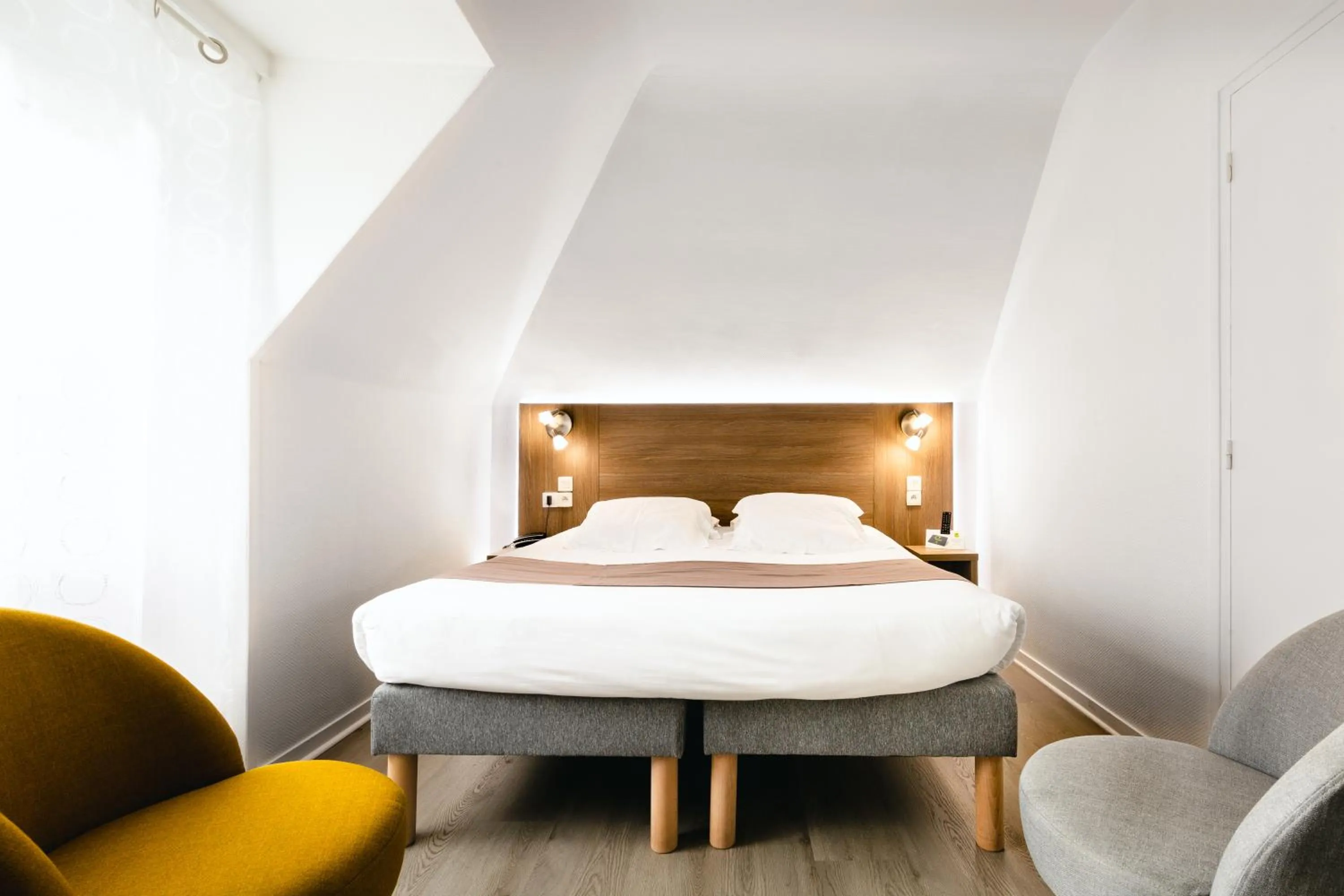 Bedroom, Bed in Logis Hotel Le Relais De La Poste Restaurant Le Fil du Temps