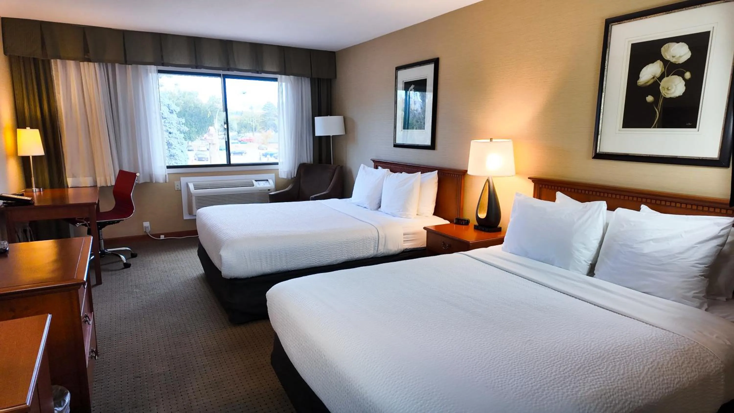 Bed in Ramada by Wyndham Kelowna Hotel & Conference Center