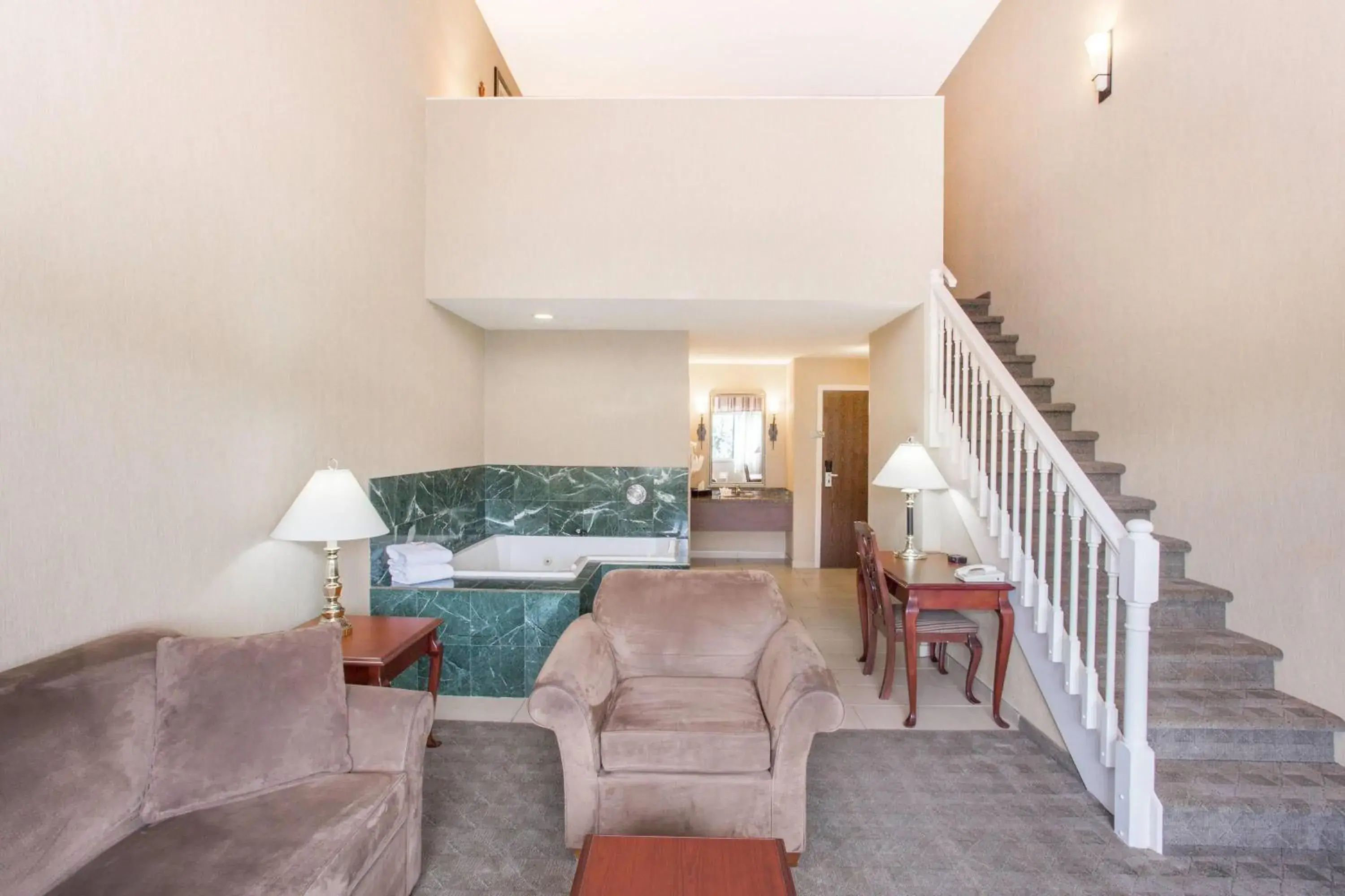 Deluxe King Loft Suite with Hot Tub in Ramada by Wyndham Kelowna Hotel & Conference Center Deluxe King Loft Suite with Hot Tub in Ramada by Wyndham Kelowna Hotel & Conference Center