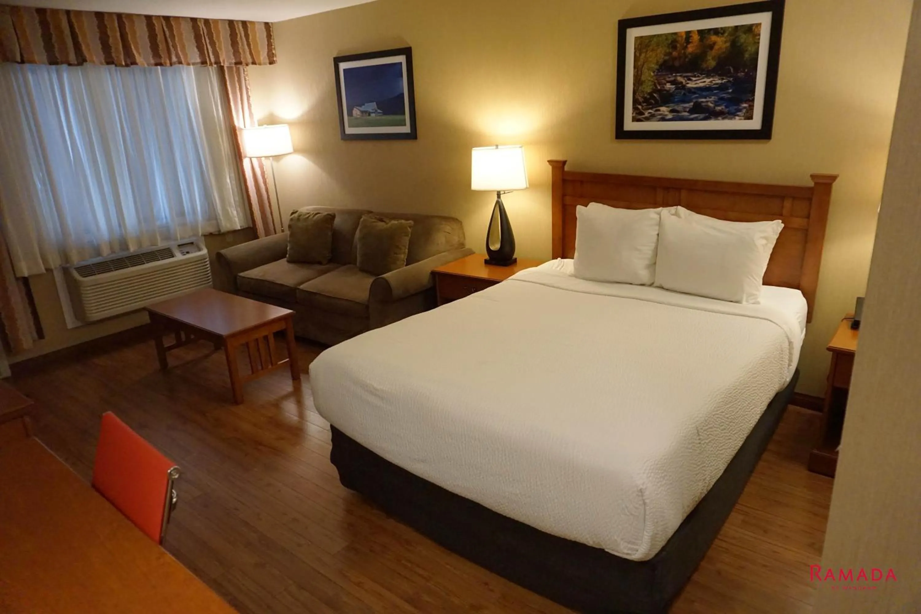Bed in Ramada by Wyndham Kelowna Hotel & Conference Center