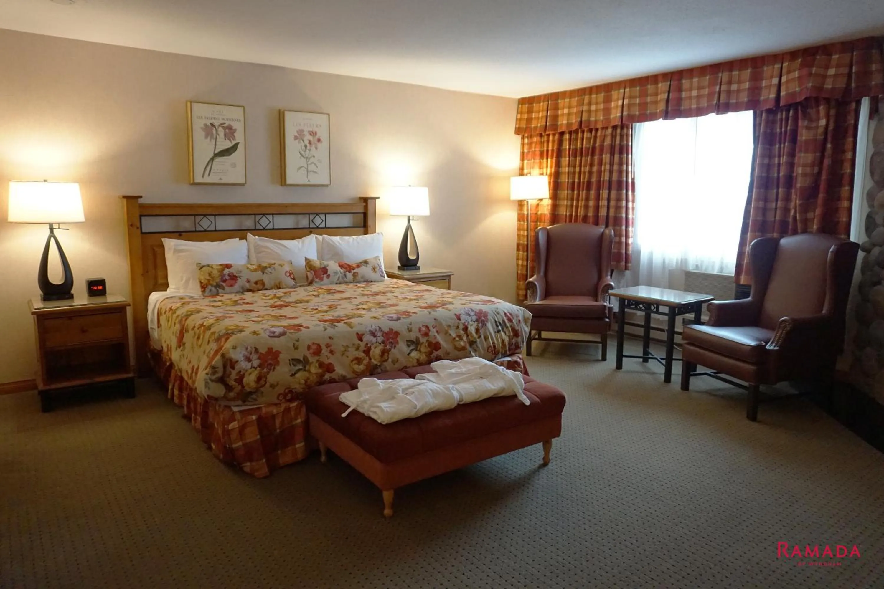 Bed in Ramada by Wyndham Kelowna Hotel & Conference Center