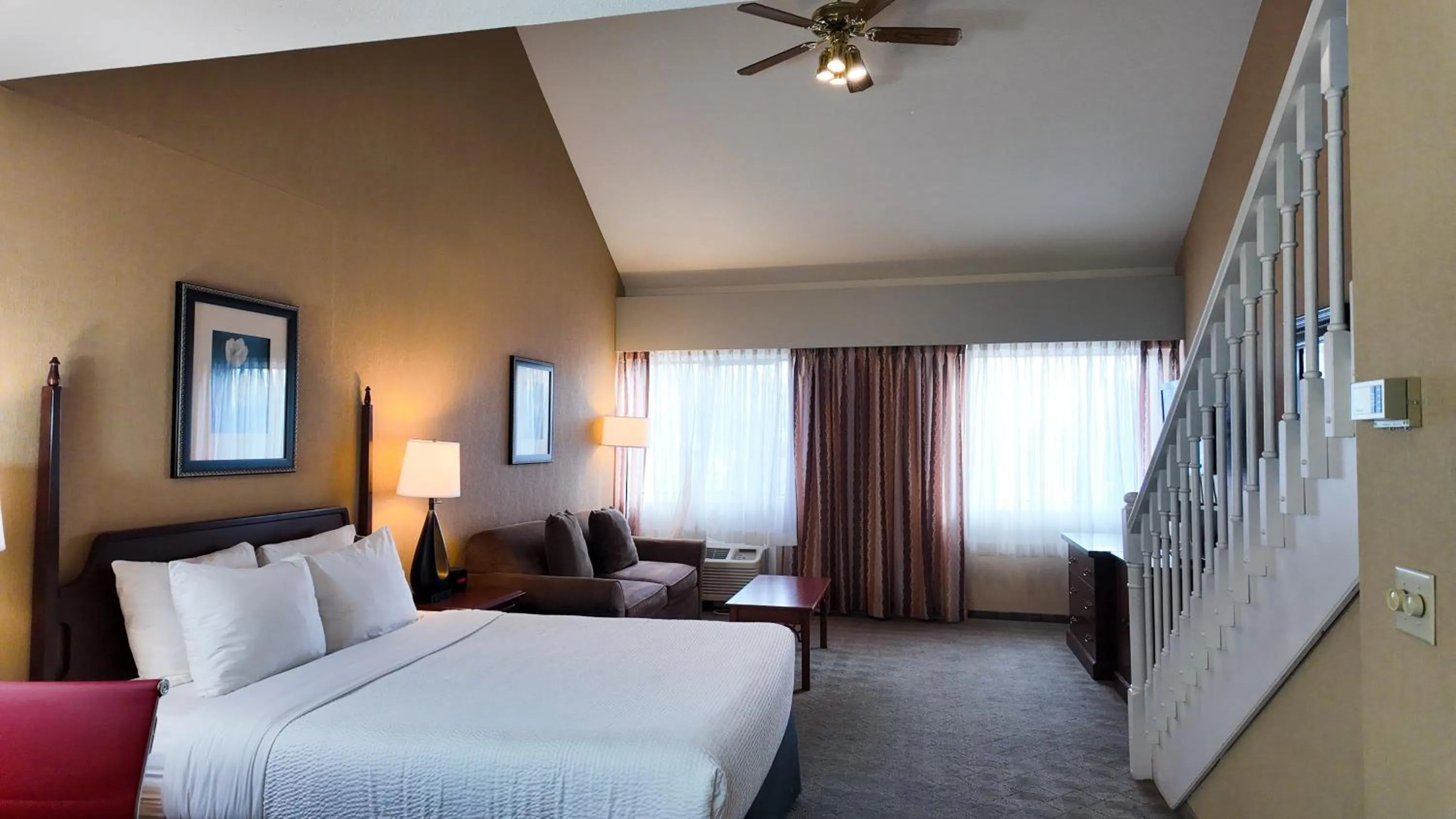 Bed in Ramada by Wyndham Kelowna Hotel & Conference Center