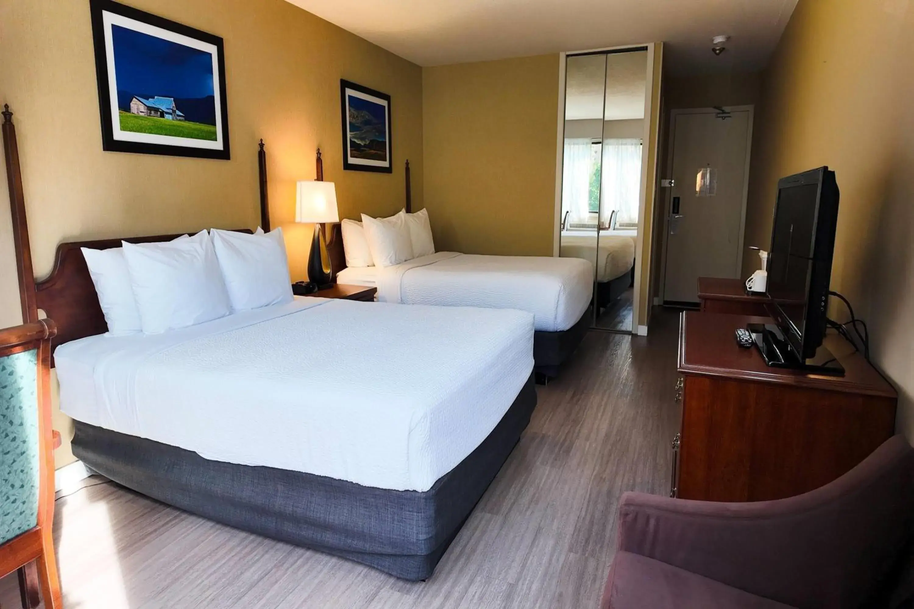 Queen Room with Two Queen Beds - Pet Friendly/Non-Smoking in Ramada by Wyndham Kelowna Hotel & Conference Center Queen Room with Two Queen Beds - Pet Friendly/Non-Smoking in Ramada by Wyndham Kelowna Hotel & Conference Center