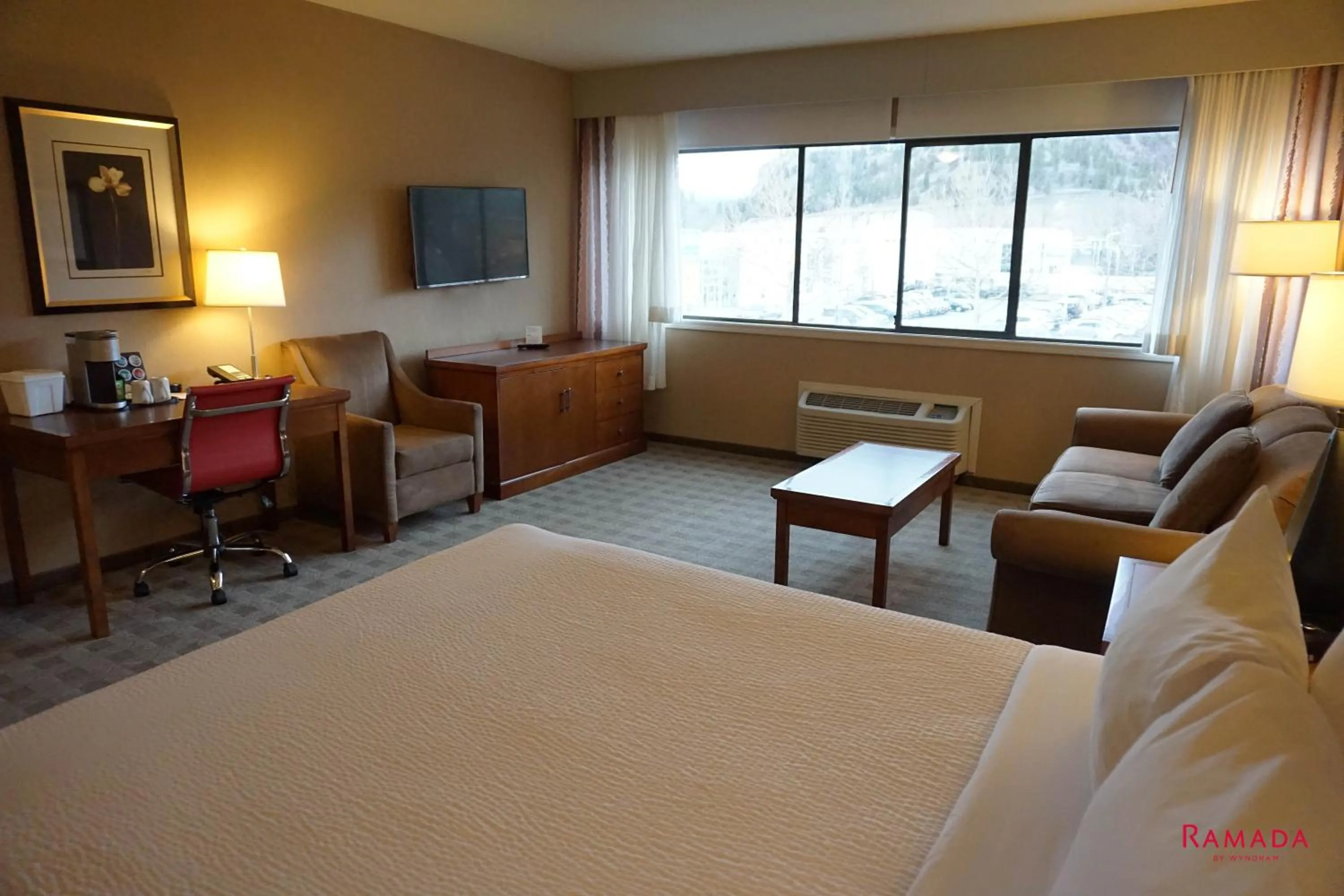 Bed in Ramada by Wyndham Kelowna Hotel & Conference Center