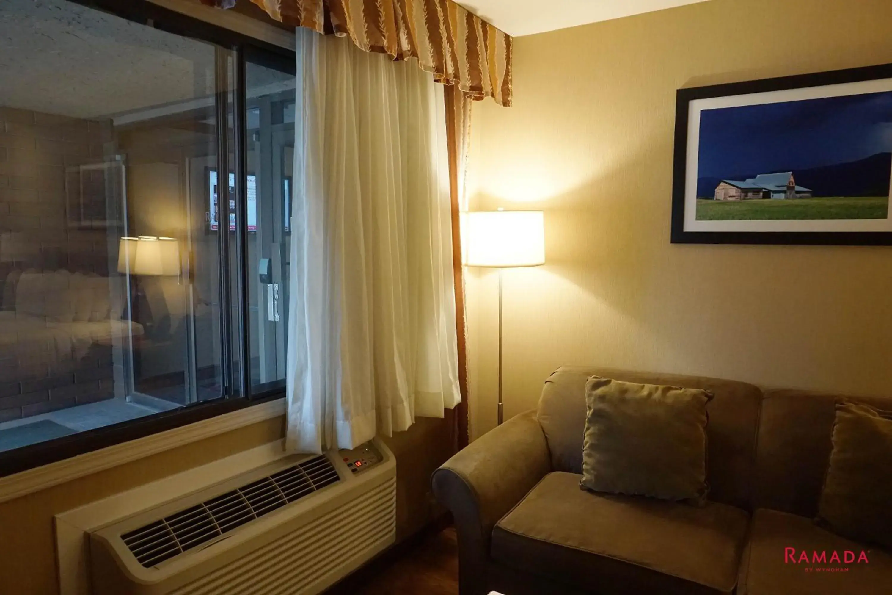 Queen Room with Bath Tub - Mobility Accessible/Non-Smoking in Ramada by Wyndham Kelowna Hotel & Conference Center Queen Room with Bath Tub - Mobility Accessible/Non-Smoking in Ramada by Wyndham Kelowna Hotel & Conference Center