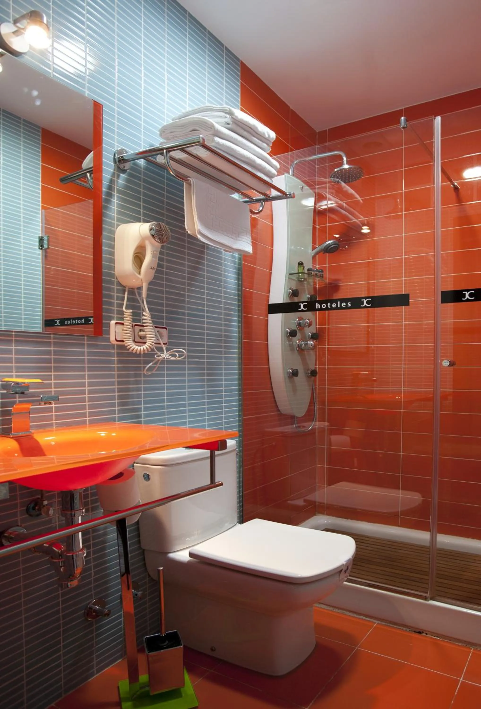 Bathroom in JC Rooms Santa Ana