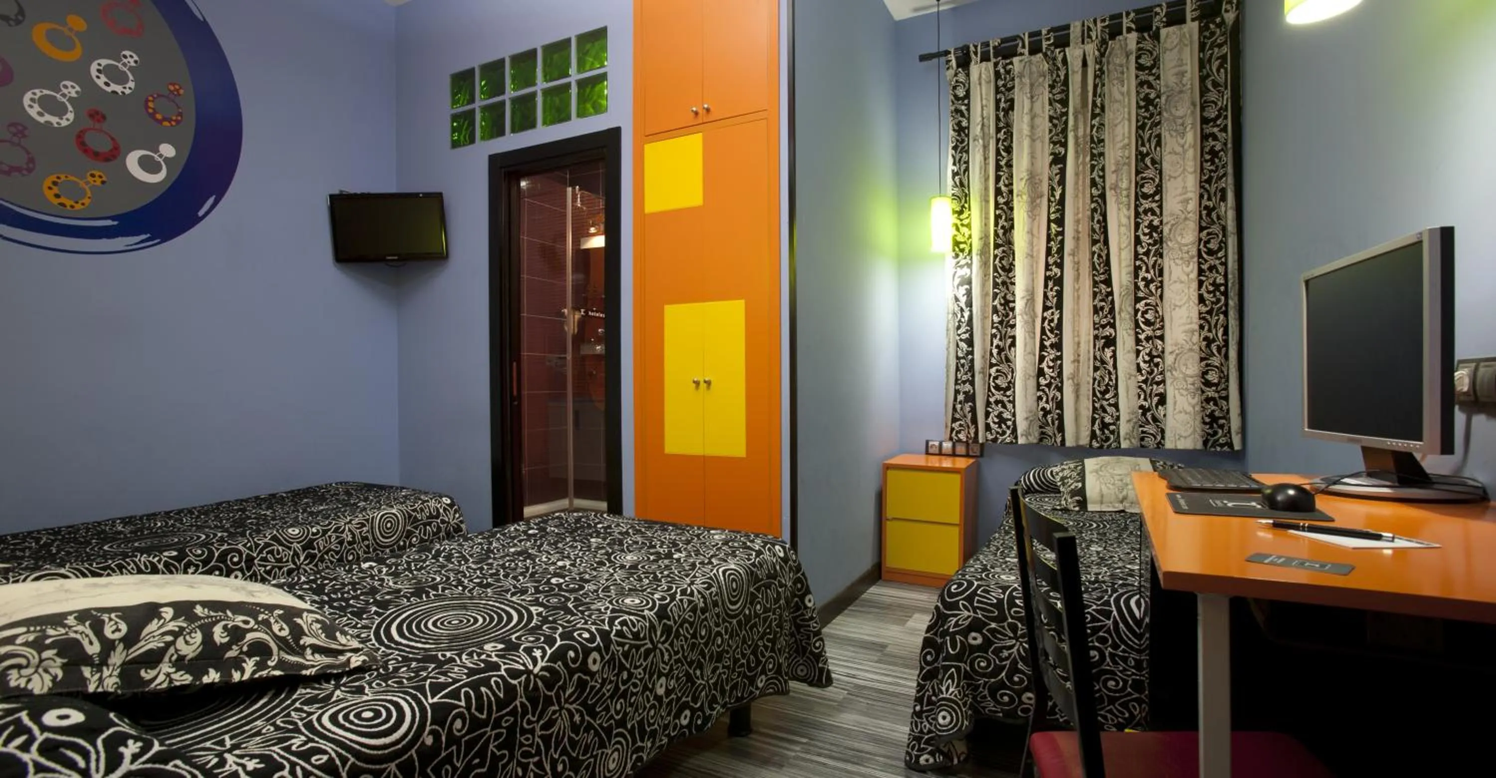 Photo of the whole room, Bed in JC Rooms Santa Ana