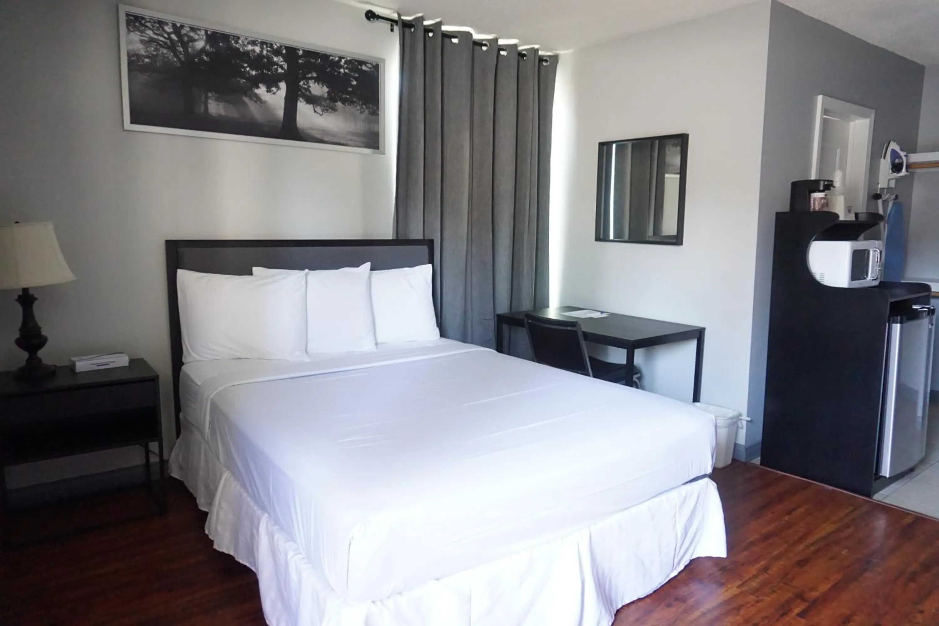 Photo of the whole room in DTLA Hotel