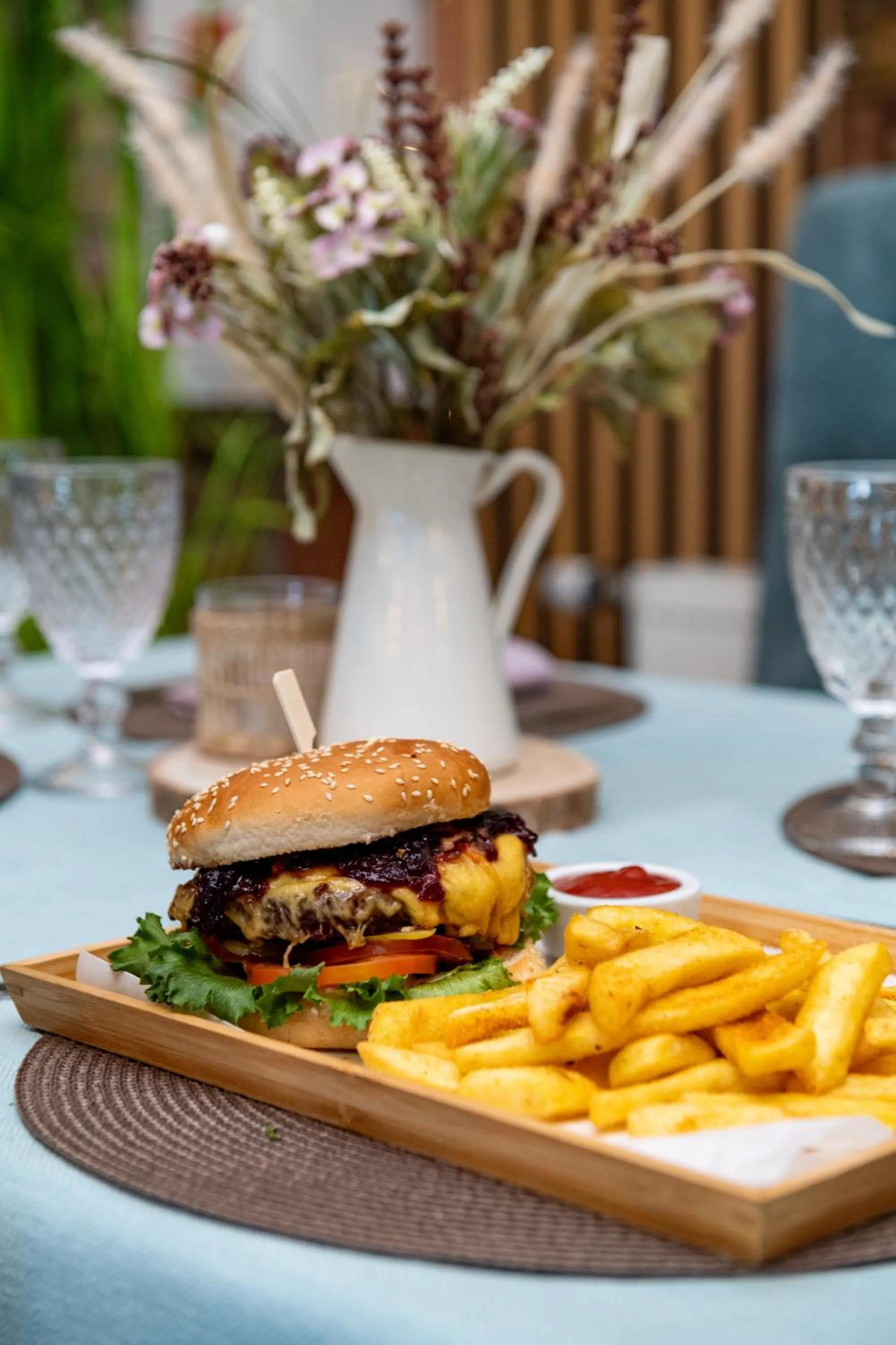 Restaurant/places to eat in Porto Resort