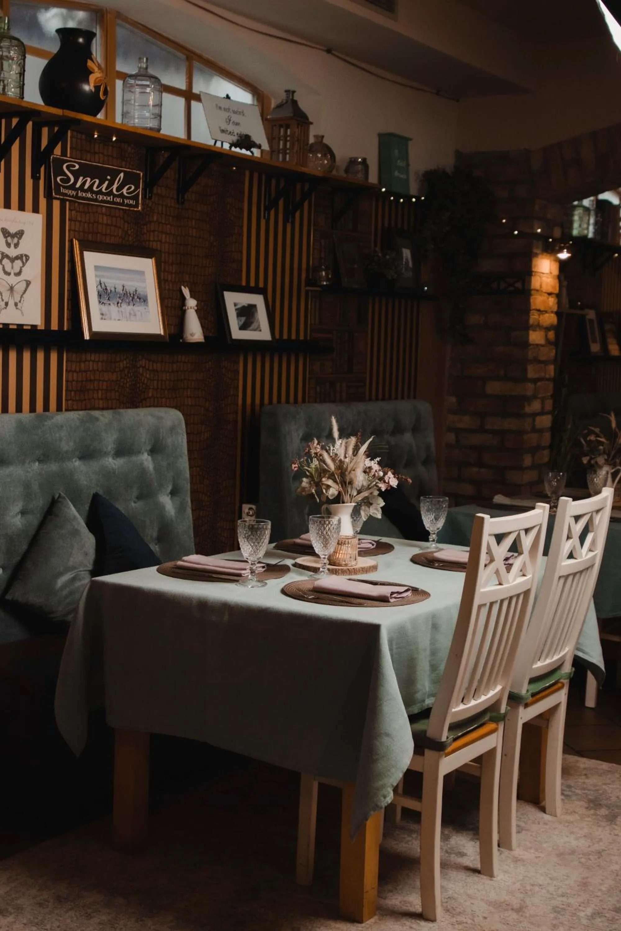 Restaurant/places to eat in Porto Resort