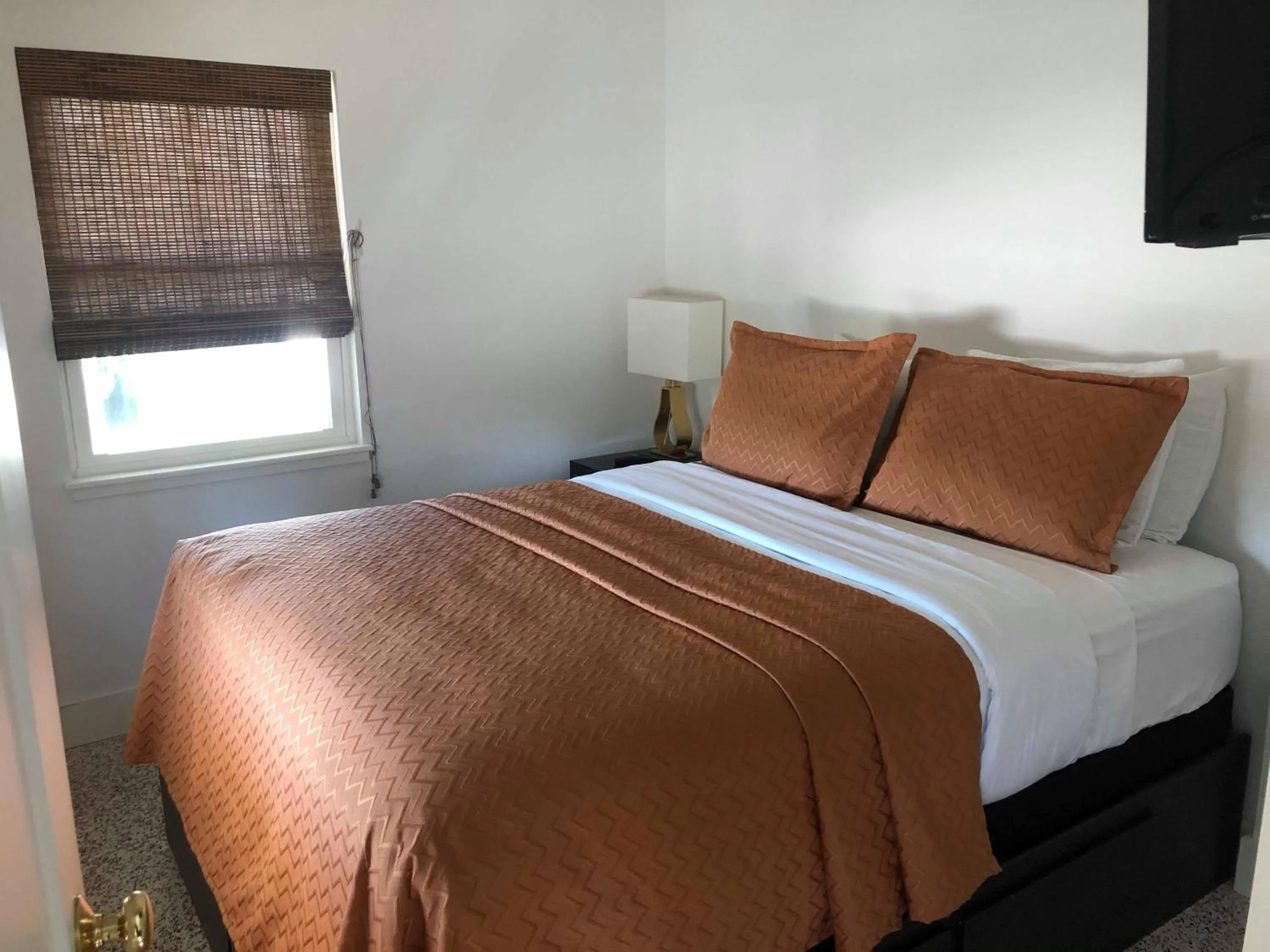 Bed in Captiva Beach Resort (open private beach access)
