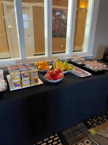 Food and drinks in Royal Hotel Regina, Trademark Collection by Wyndham