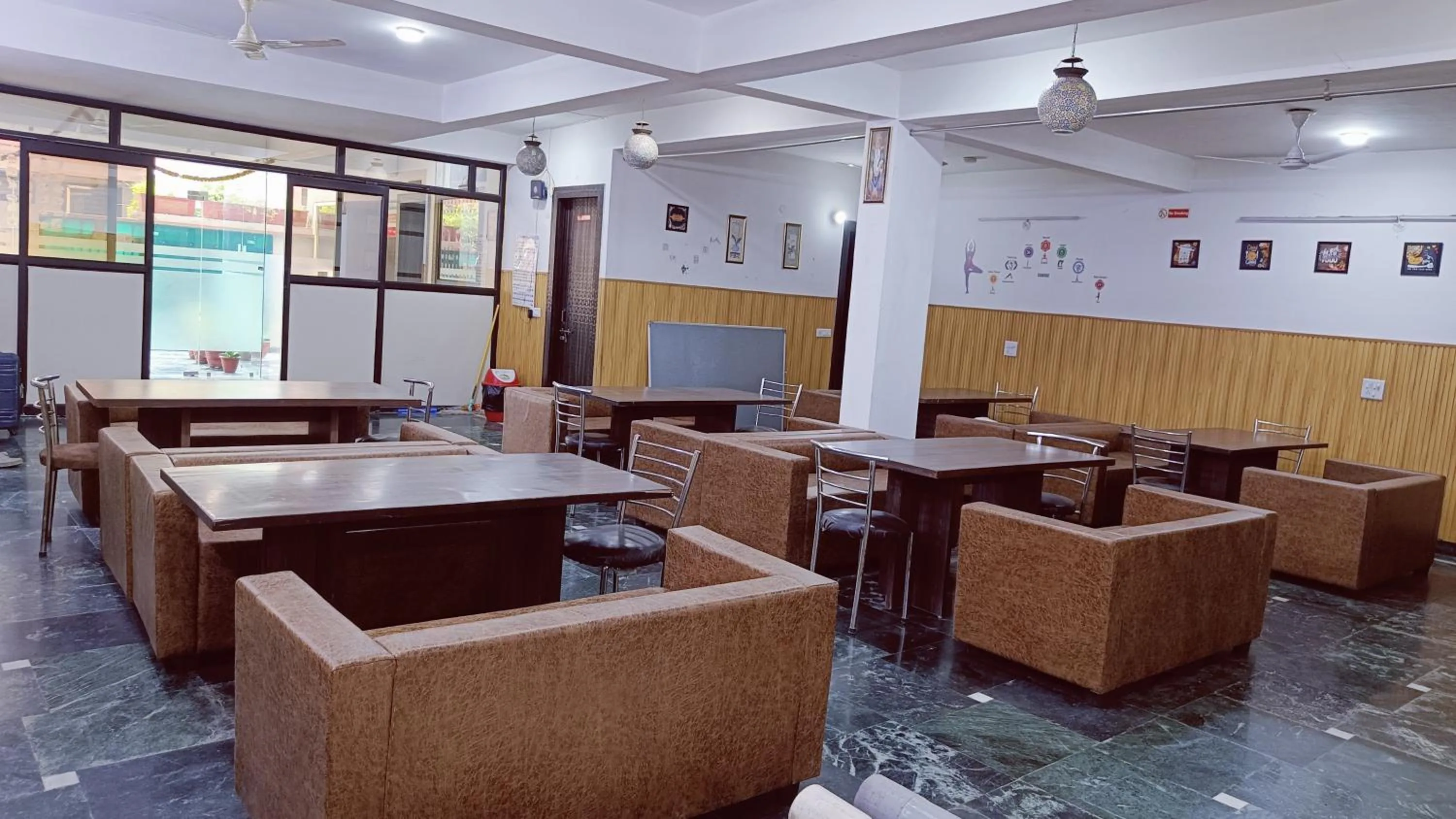 Restaurant/places to eat in Hotel Taj Niwas