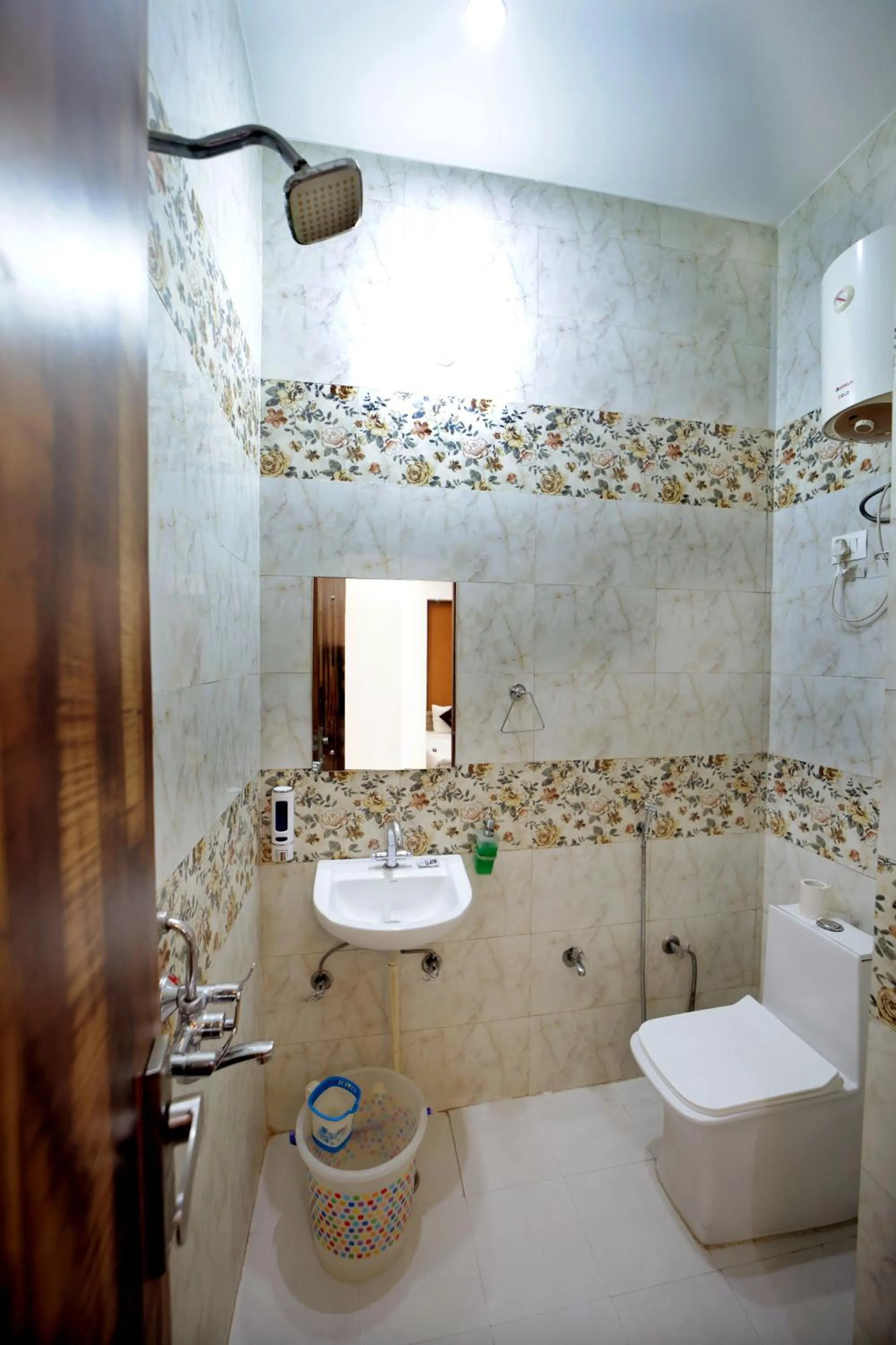 Shower in Hotel Taj Niwas