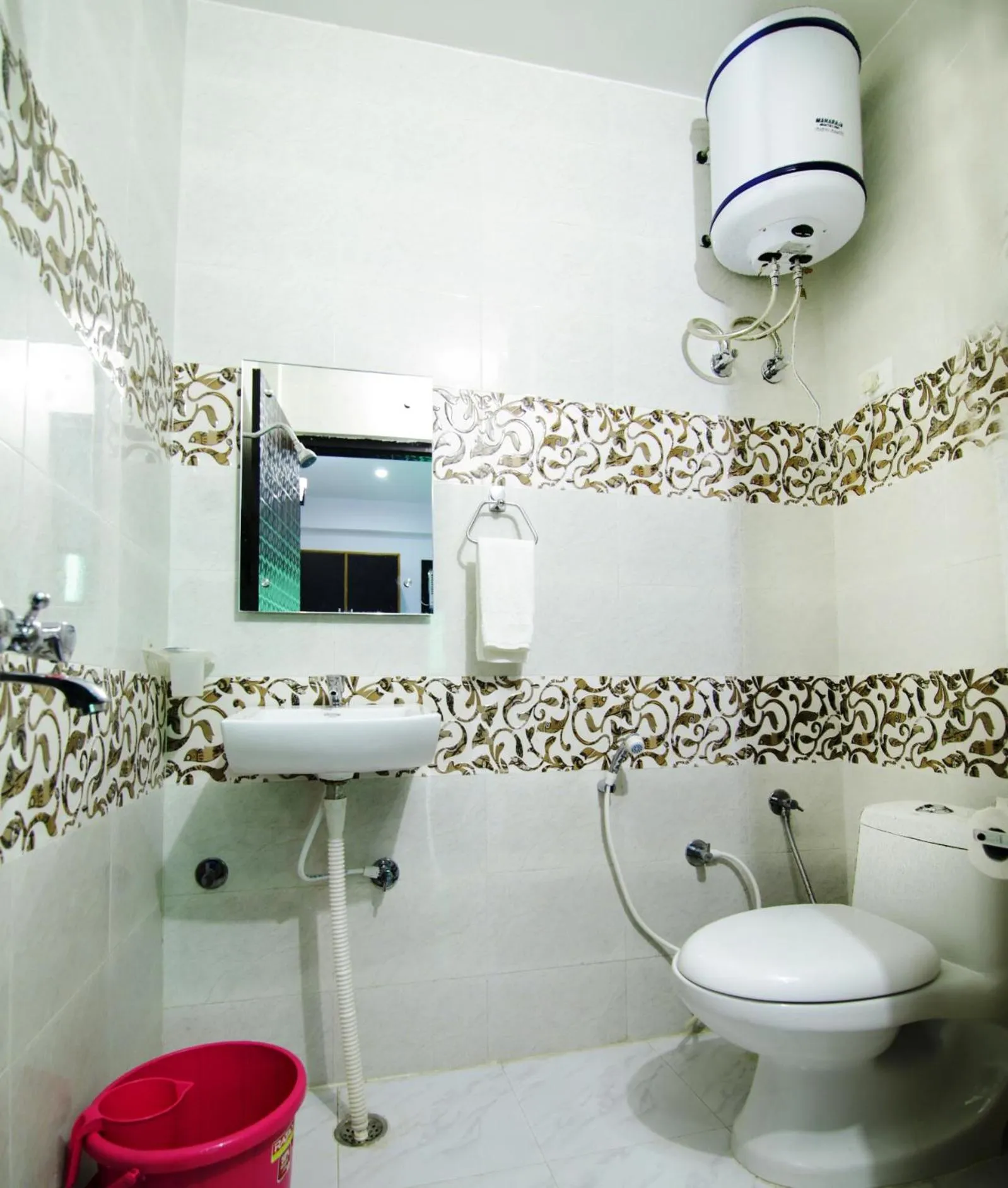 Shower in Hotel Taj Niwas