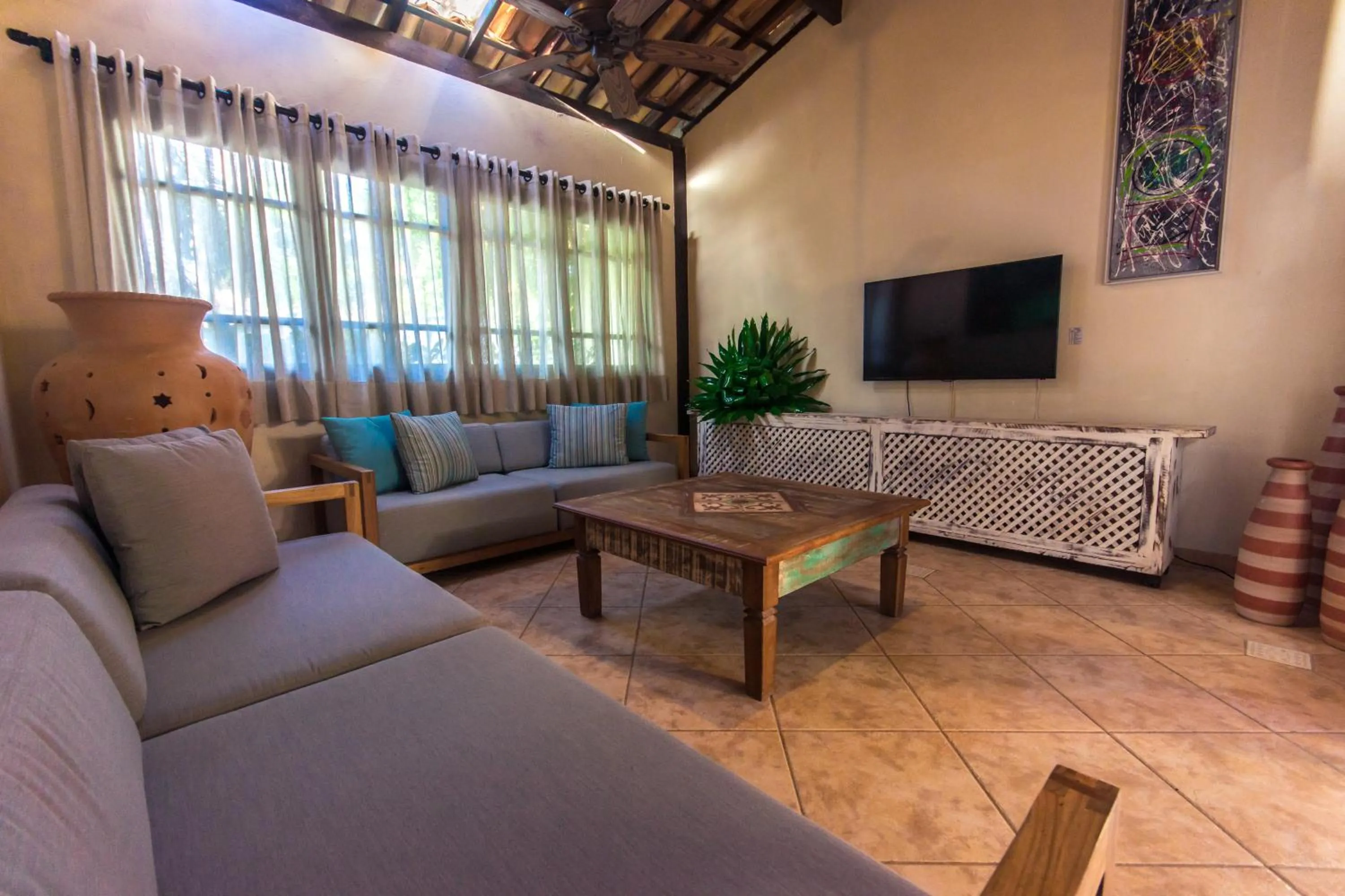 Communal lounge/ TV room in Porto Zarpa Hotel