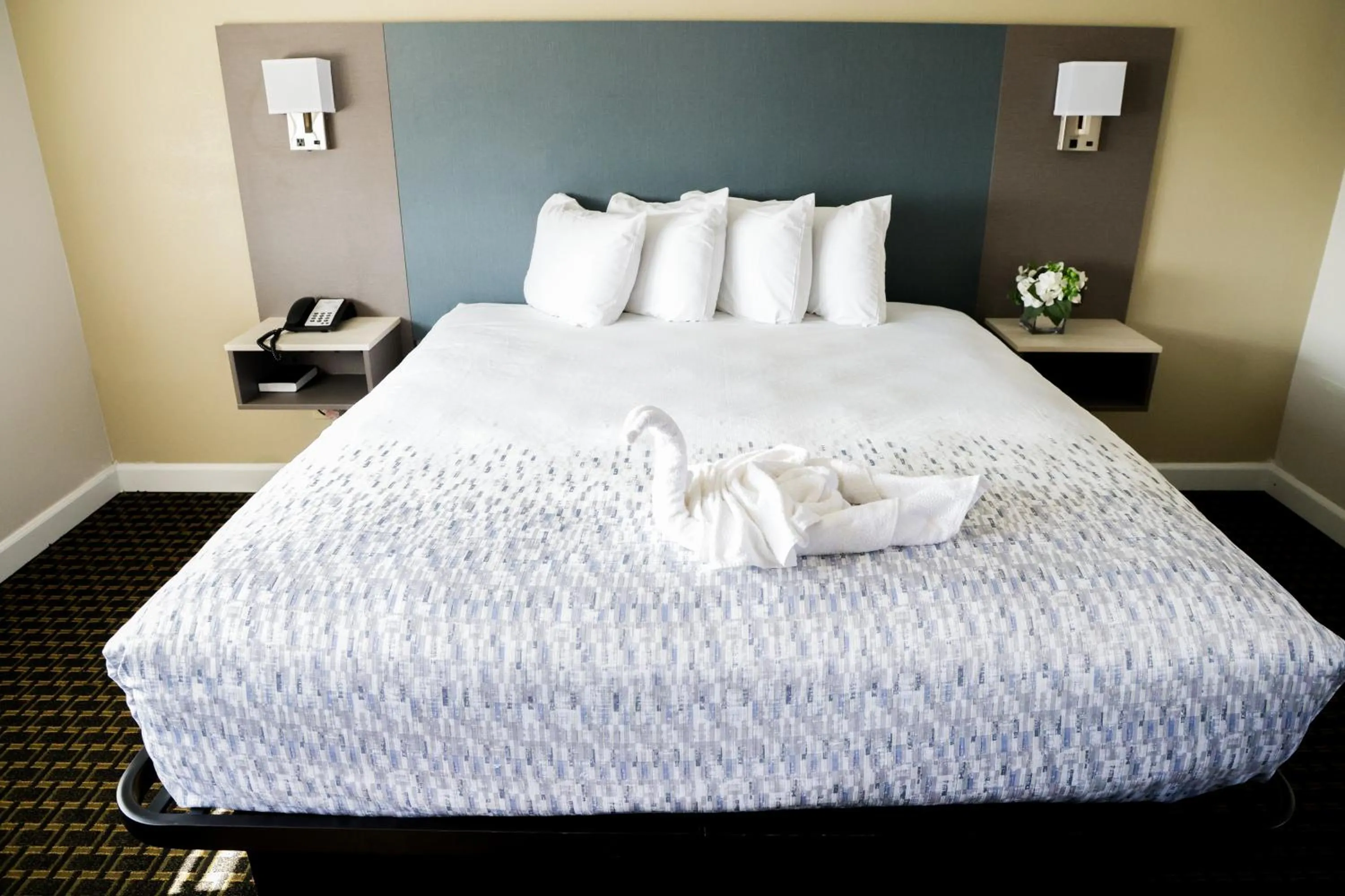 Bed in Sea Breeze Inn - San Simeon