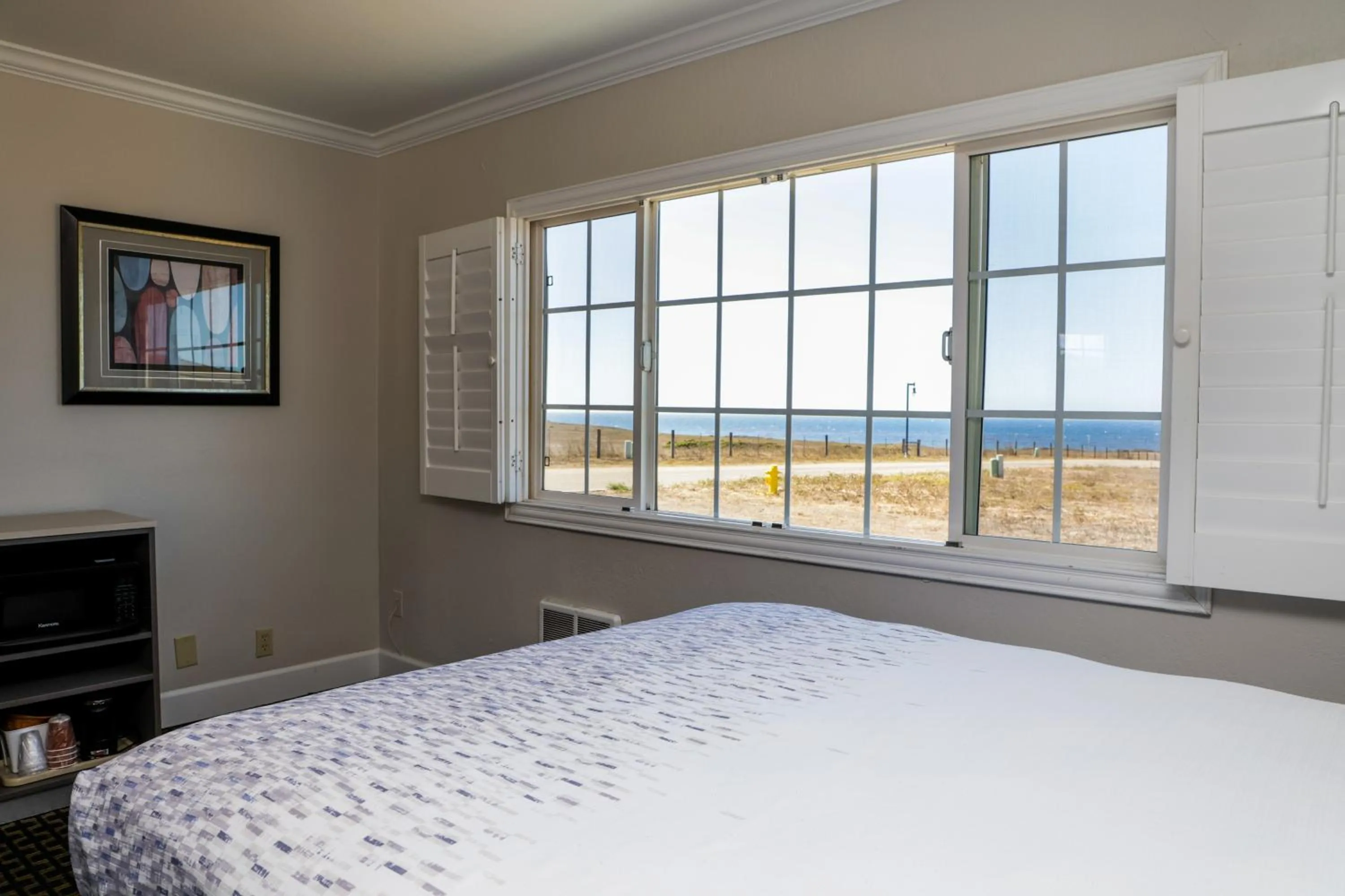 Bed in Sea Breeze Inn - San Simeon