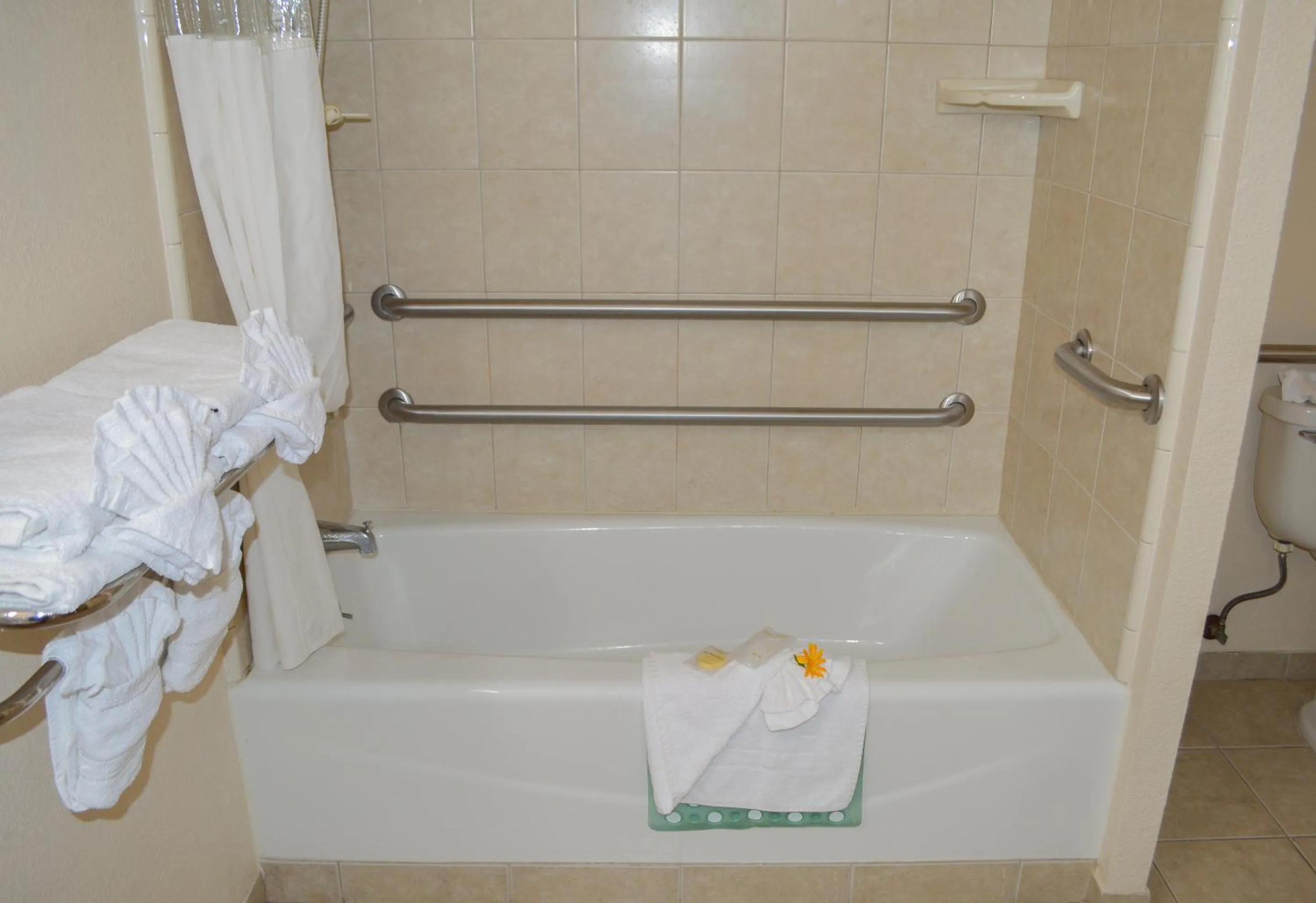 Bathroom in Sea Breeze Inn - San Simeon