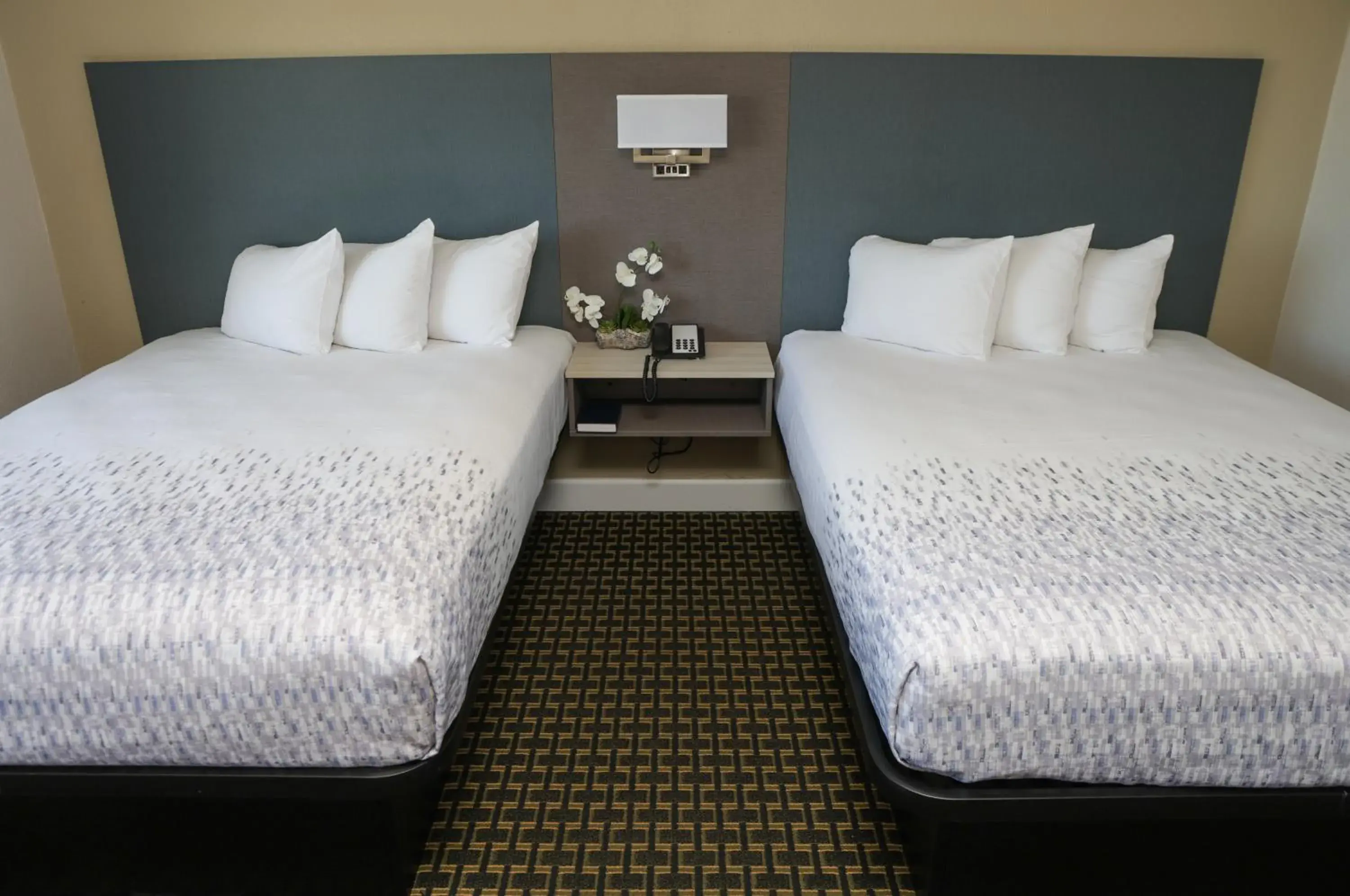 Queen Room with Two Queen Beds in Sea Breeze Inn - San Simeon Queen Room with Two Queen Beds in Sea Breeze Inn - San Simeon