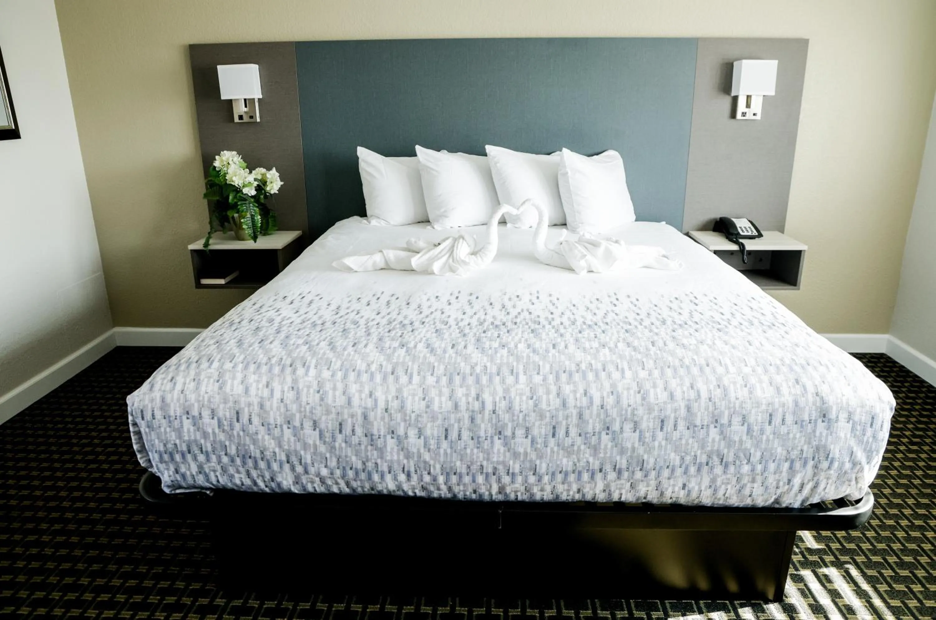 Bed in Sea Breeze Inn - San Simeon