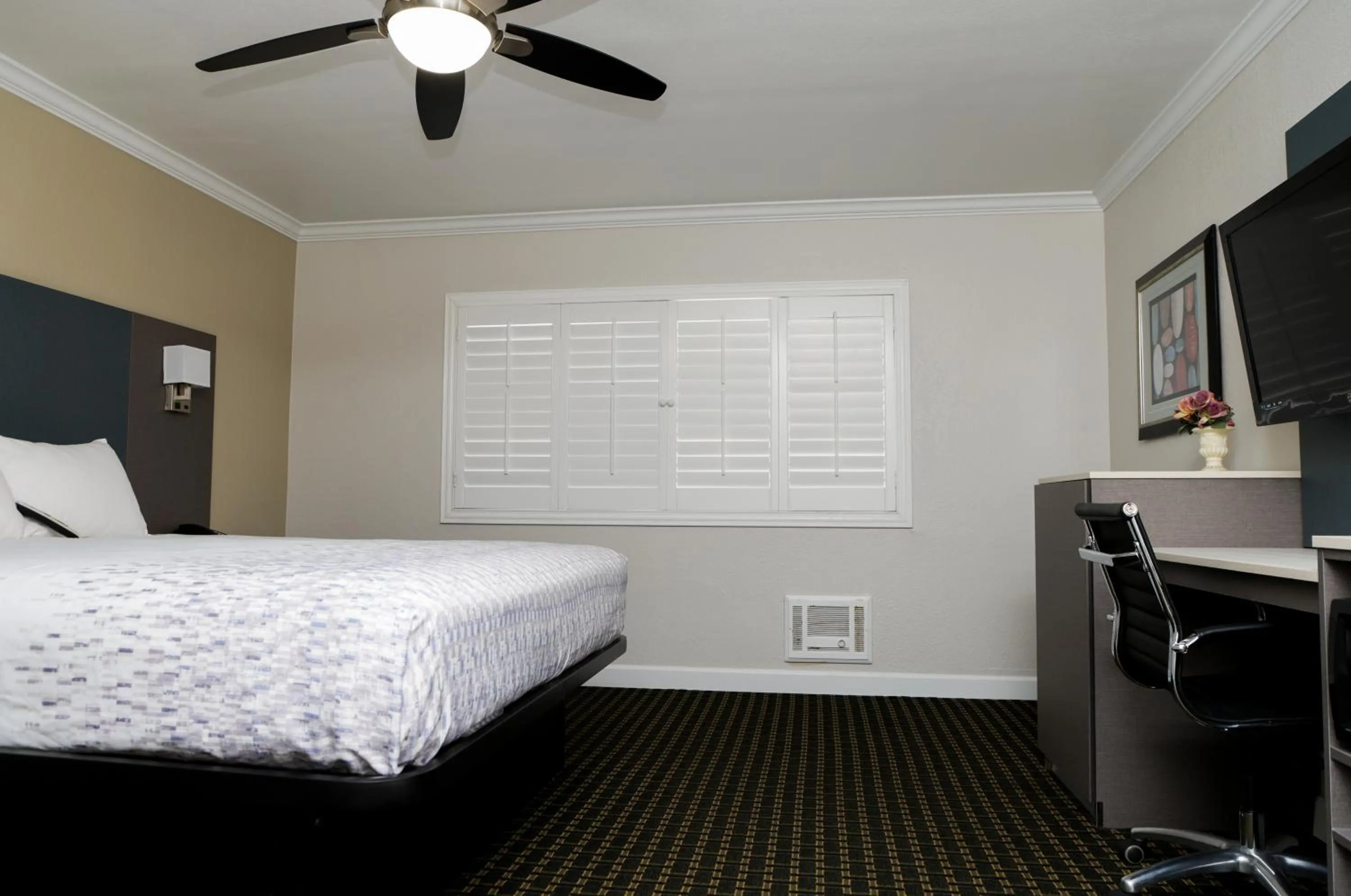 Bed in Sea Breeze Inn - San Simeon