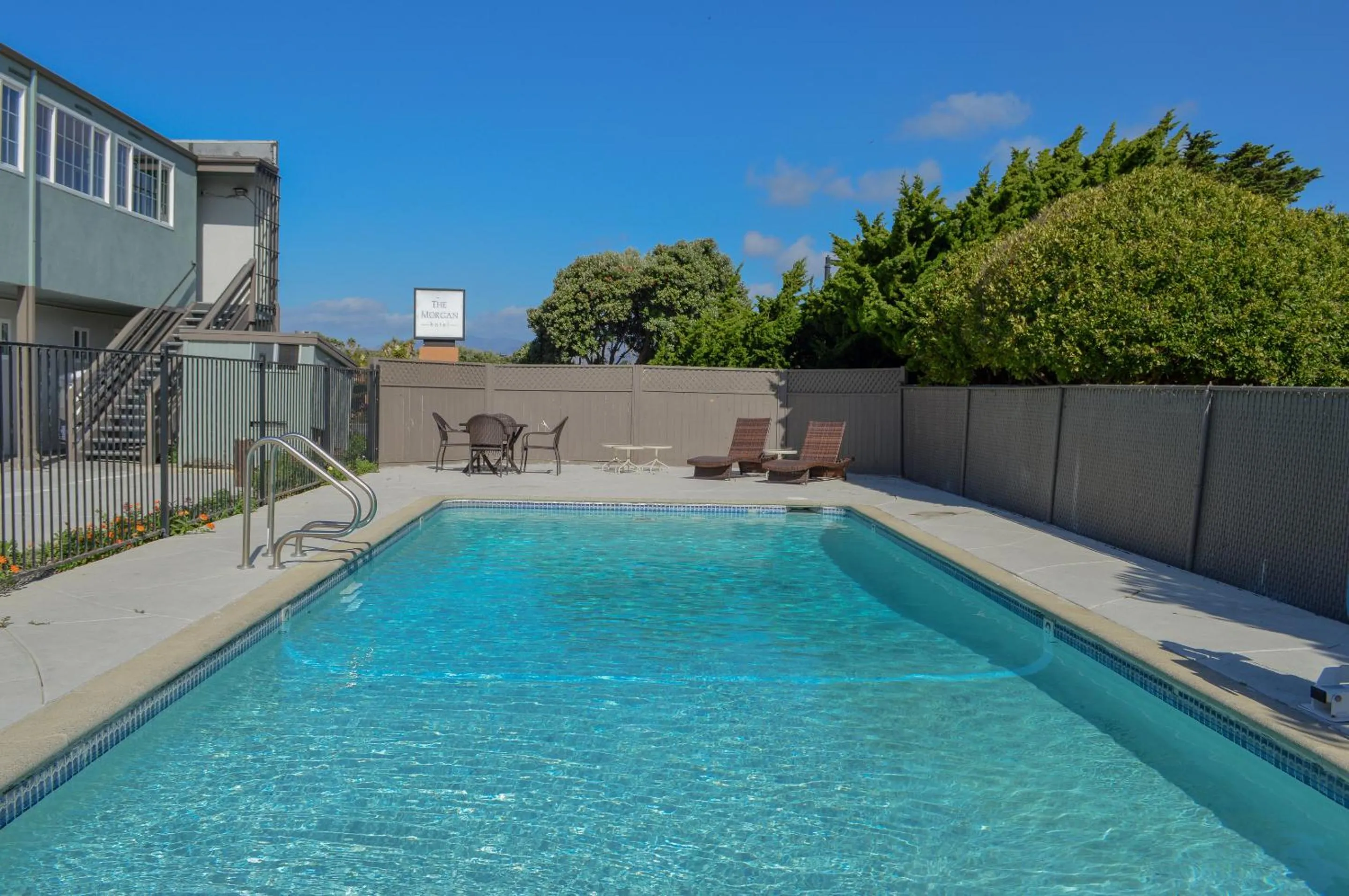 Swimming pool in Sea Breeze Inn - San Simeon