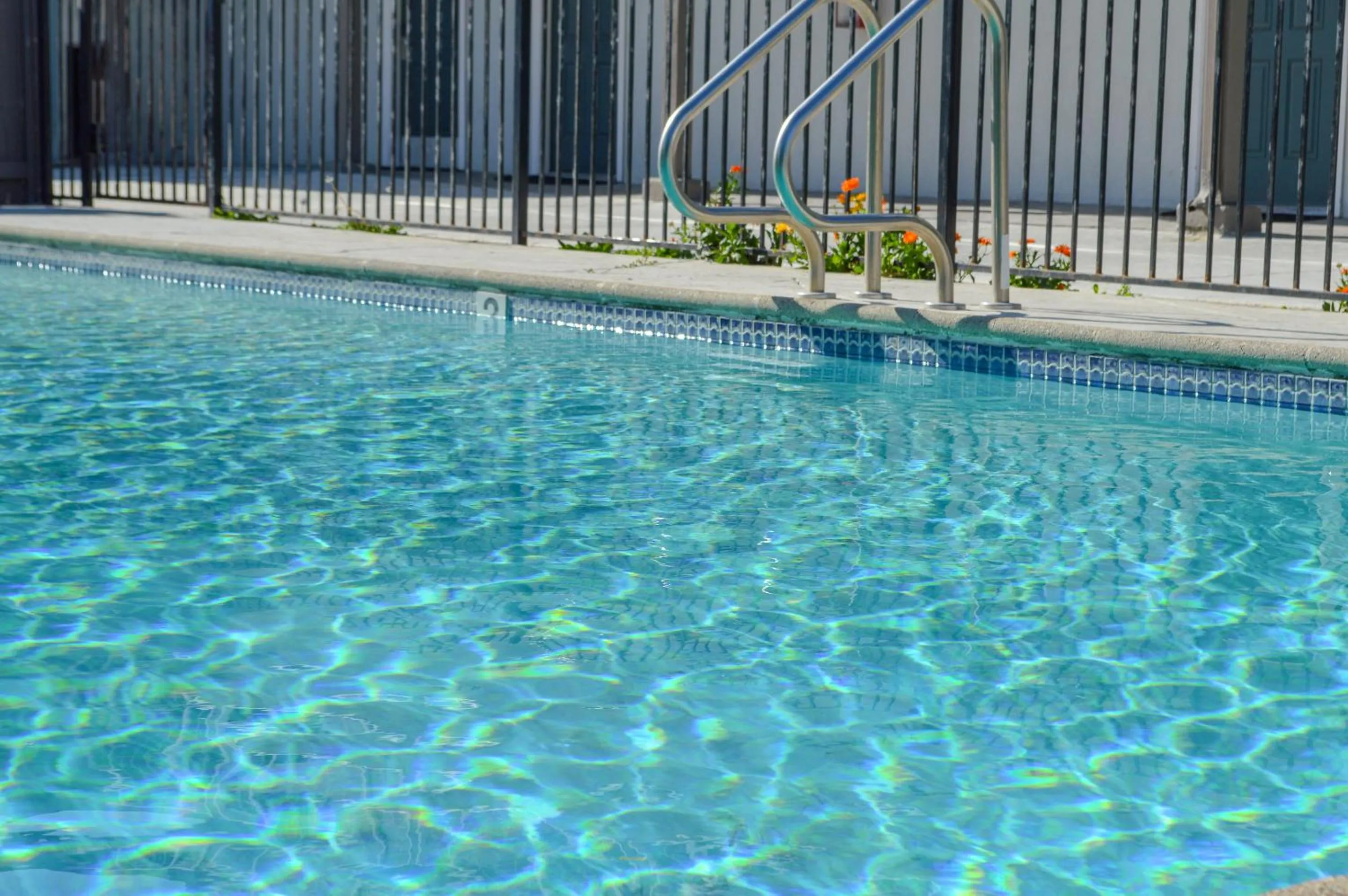 Swimming pool in Sea Breeze Inn - San Simeon