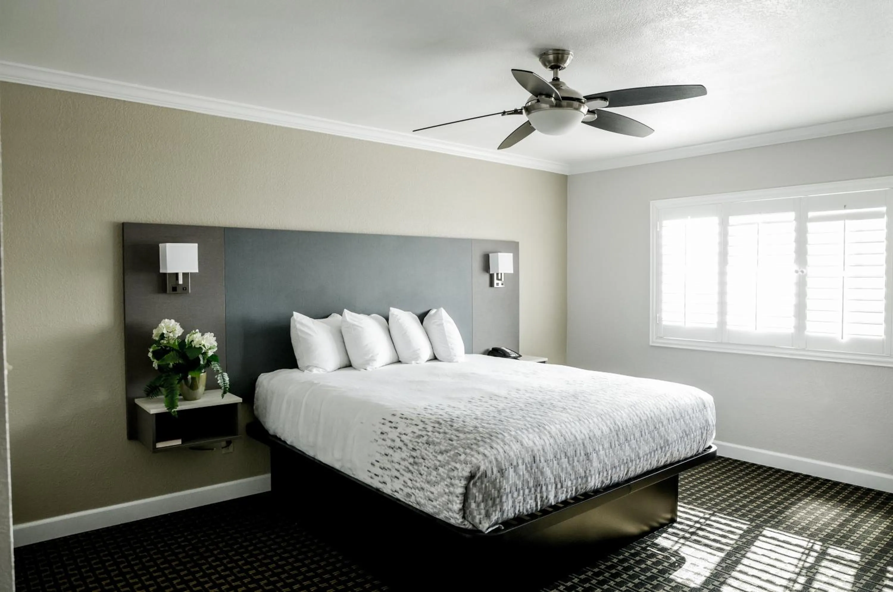 Bed in Sea Breeze Inn - San Simeon