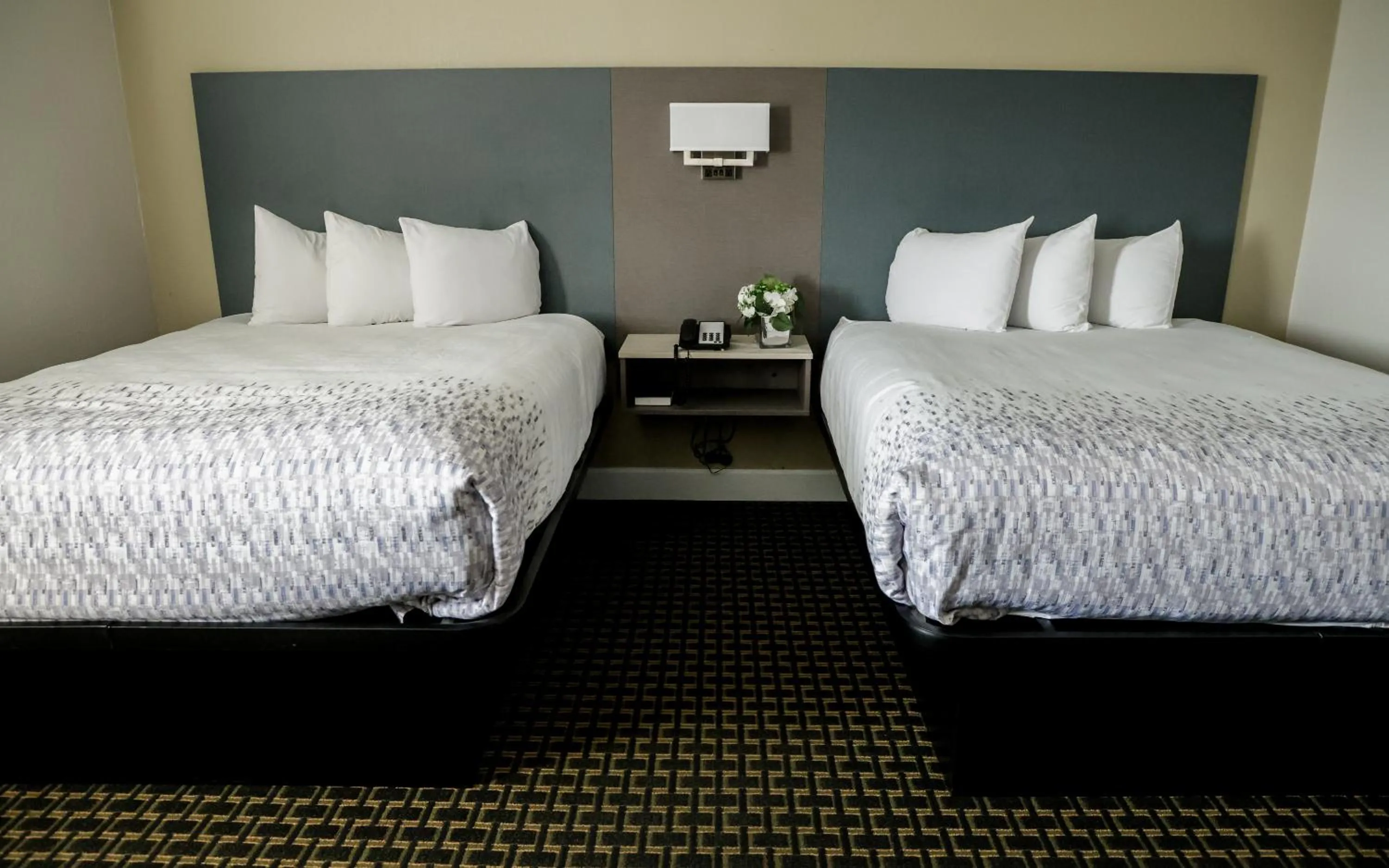 Bed in Sea Breeze Inn - San Simeon