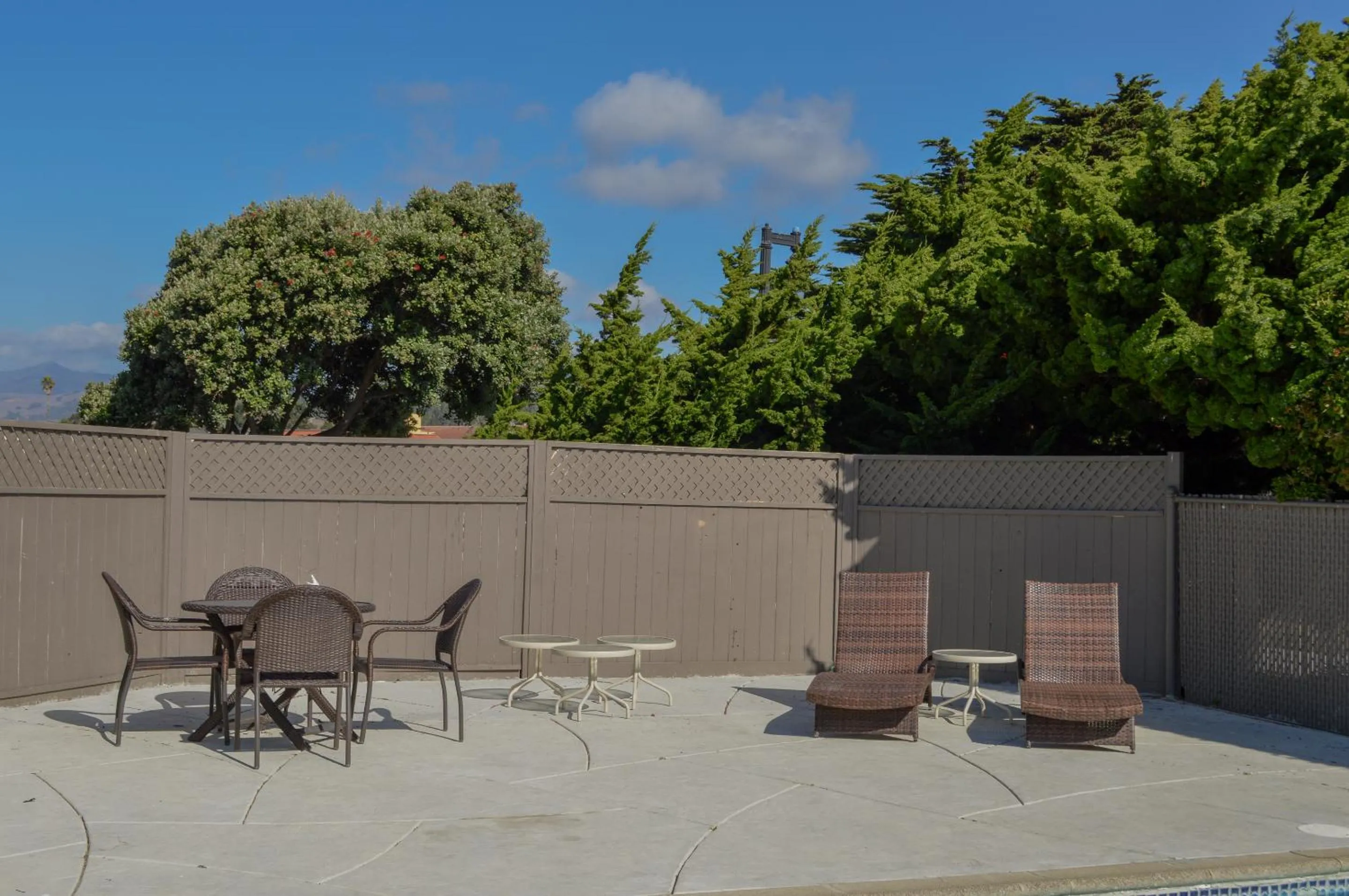 Seating area in Sea Breeze Inn - San Simeon