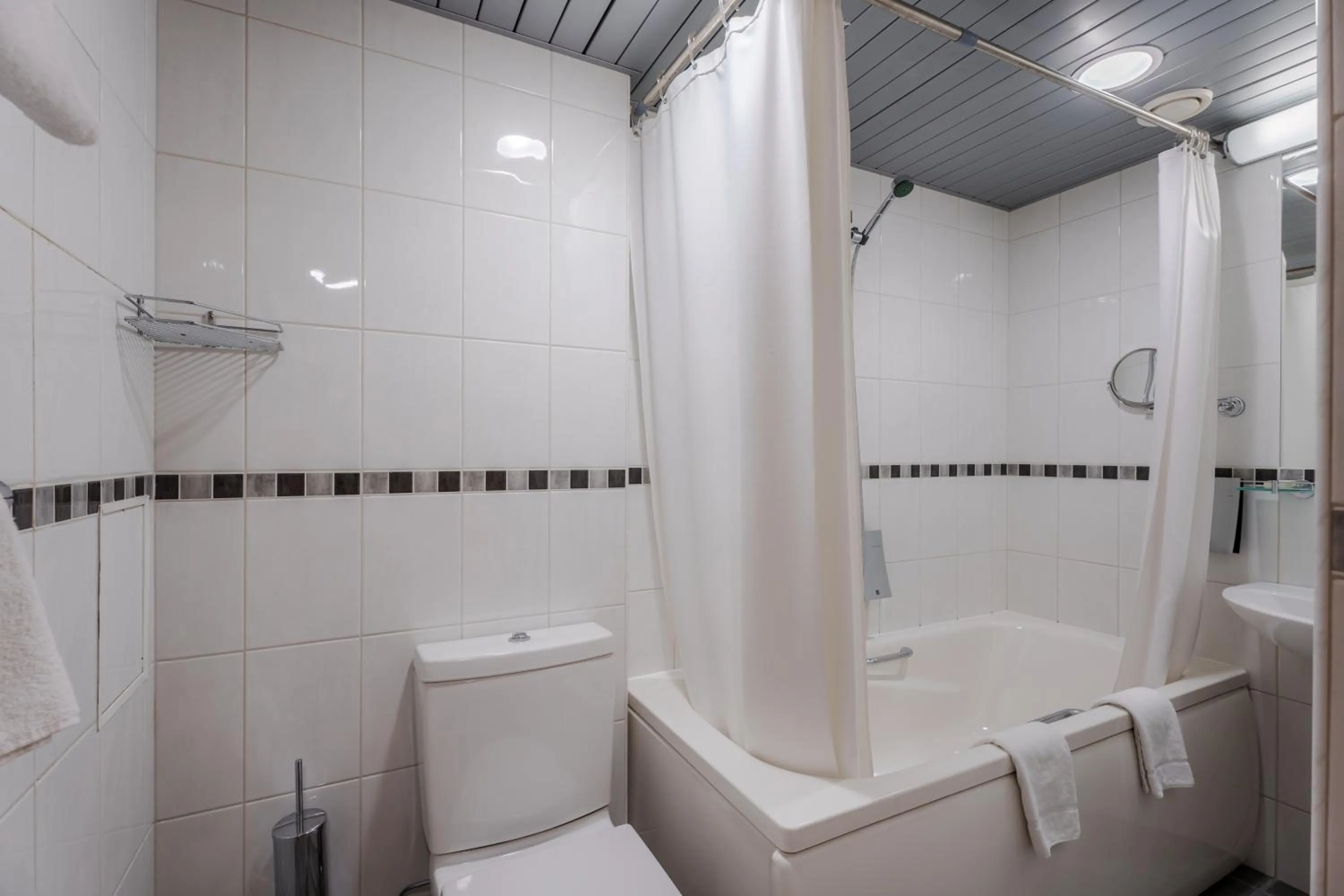 Bath in Riga Islande Hotel with FREE Parking