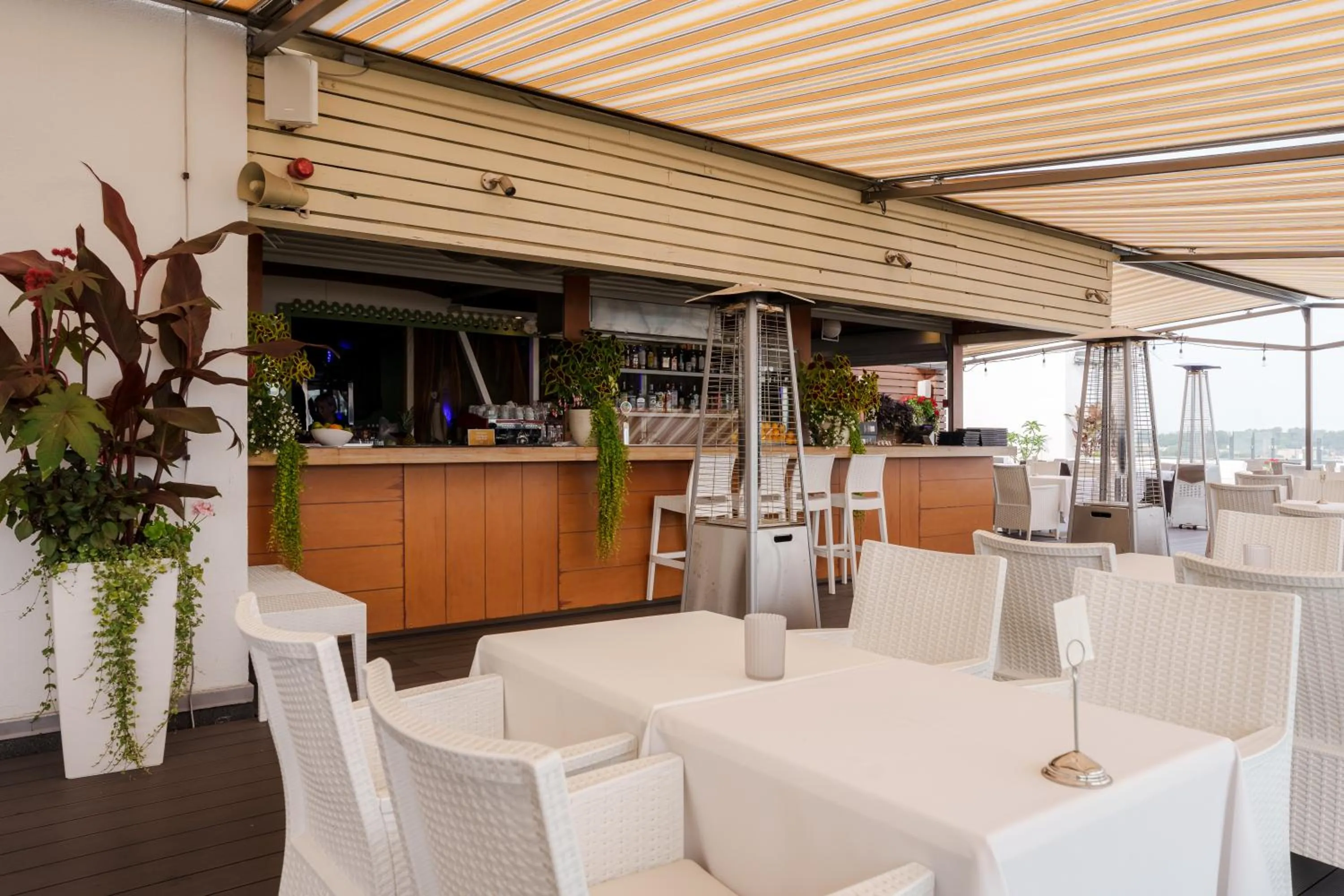 Restaurant/places to eat in Riga Islande Hotel with FREE Parking