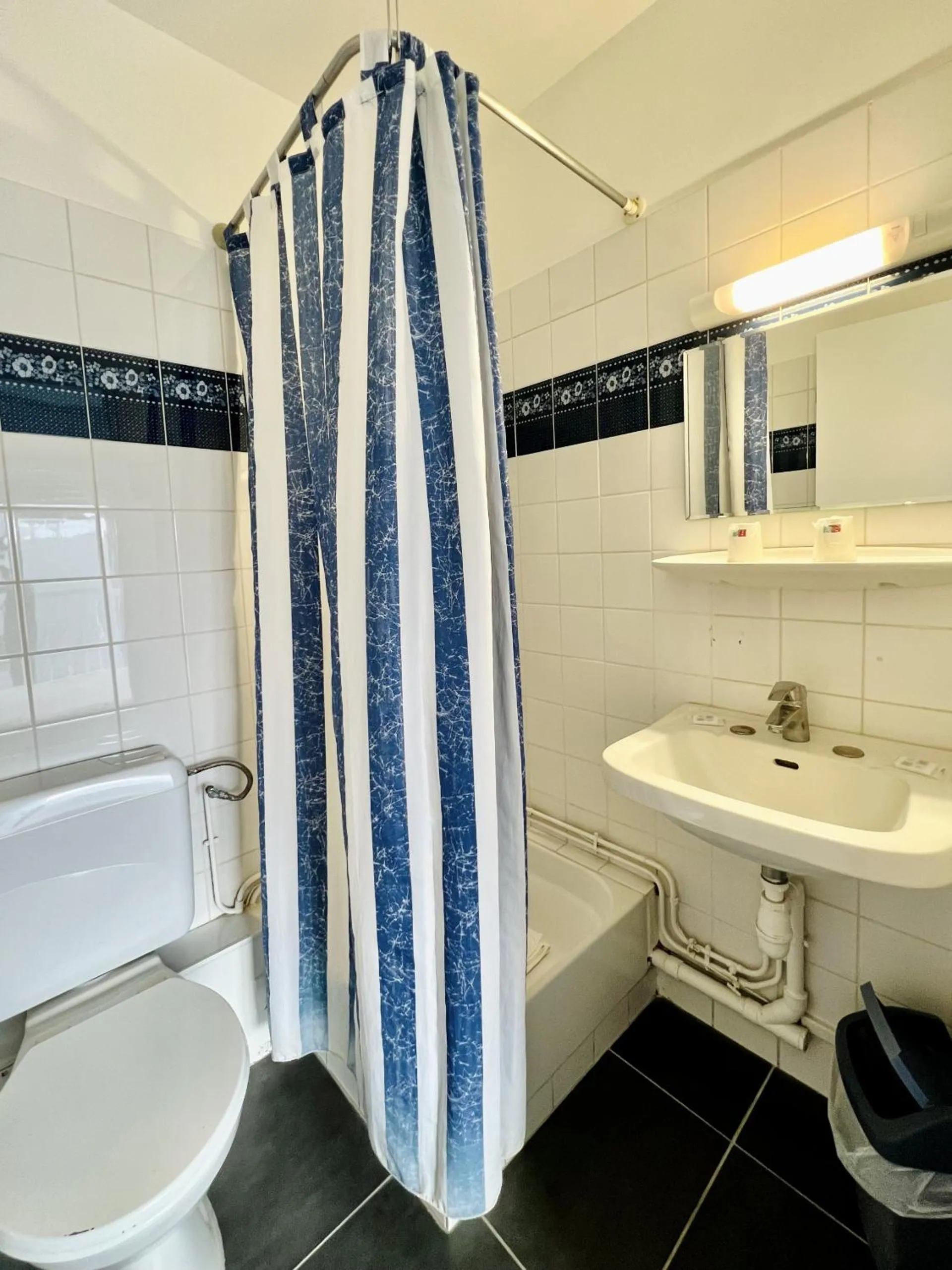 Shower in Hôtel Le Littoral - Berck sur Mer
