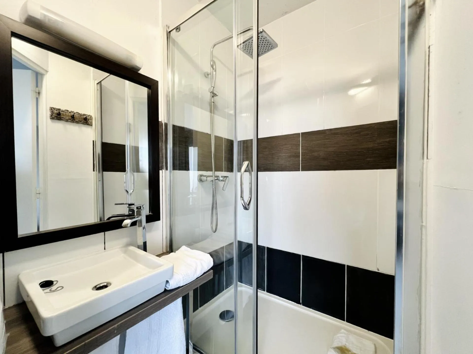 Shower in Hôtel Le Littoral - Berck sur Mer