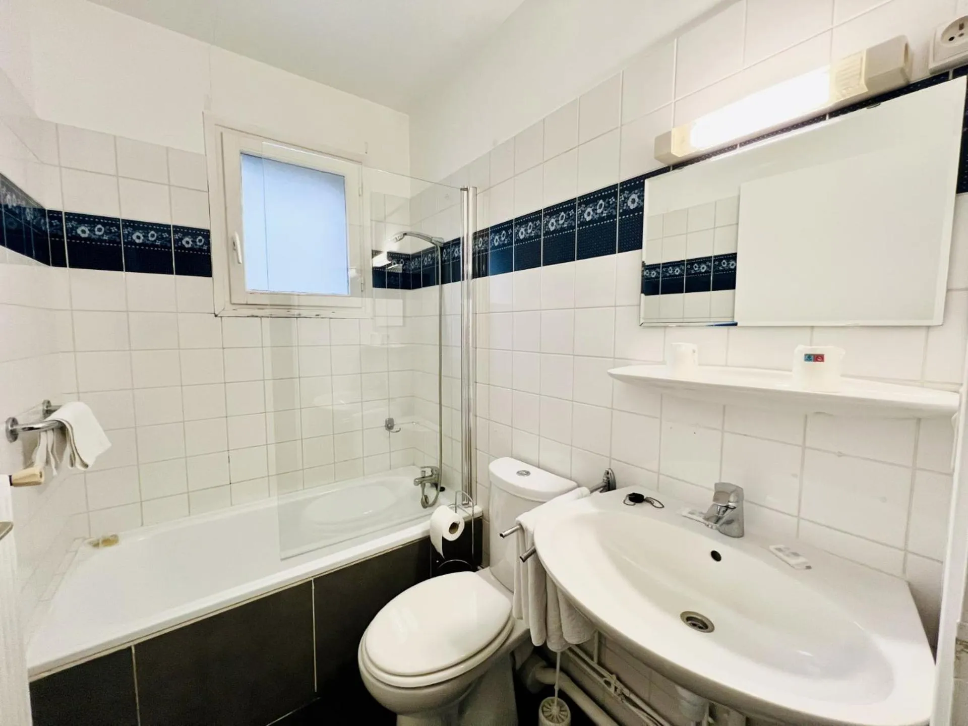 Bathroom in Hôtel Le Littoral - Berck sur Mer