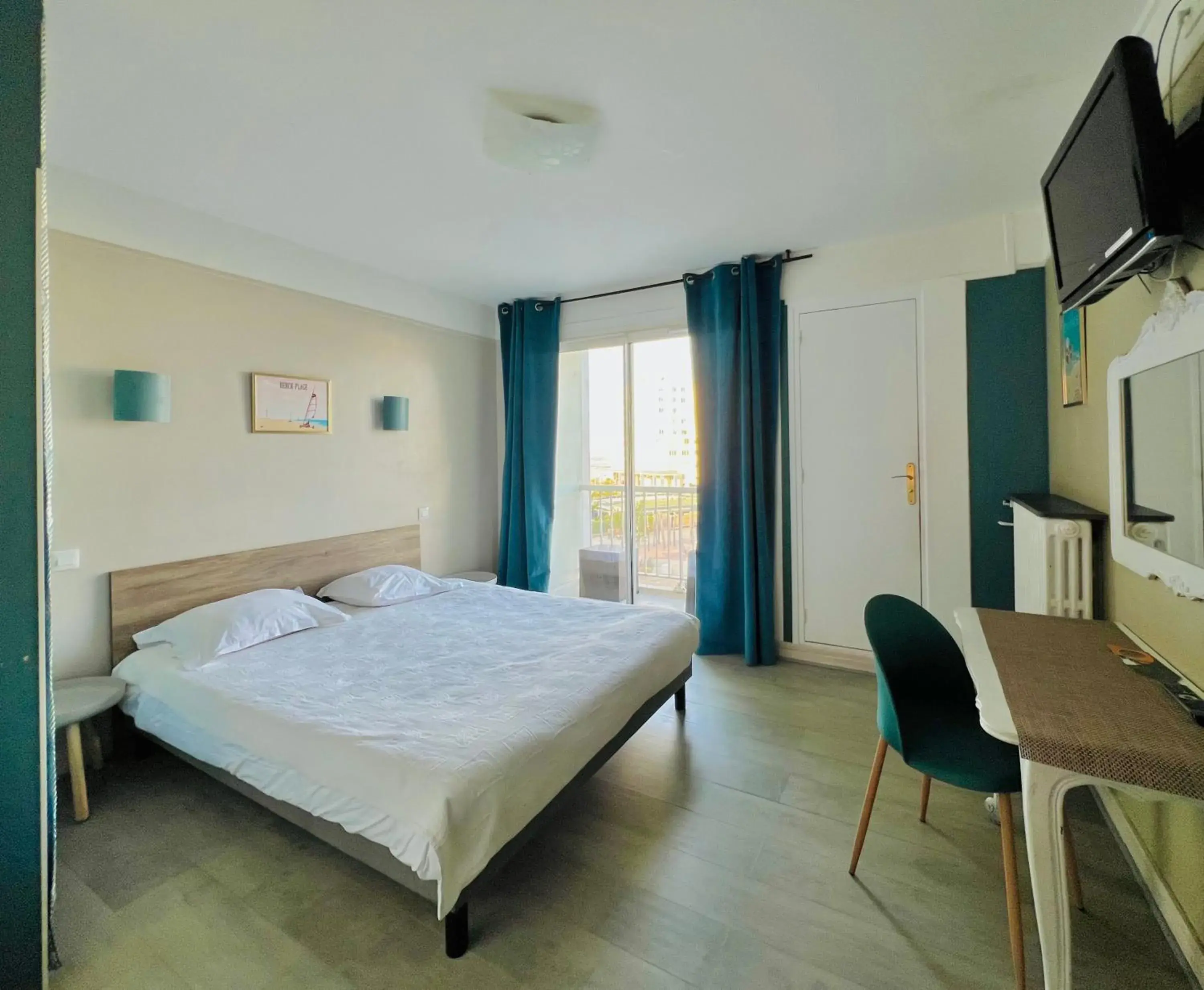 Double Room with Sea View and Balcony in Hôtel Le Littoral - Berck sur Mer Double Room with Sea View and Balcony in Hôtel Le Littoral - Berck sur Mer