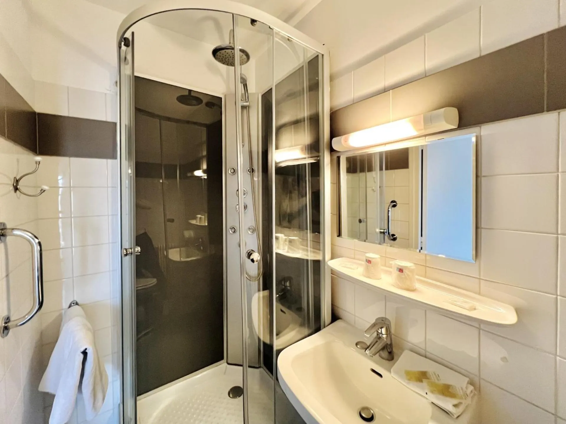 Shower in Hôtel Le Littoral - Berck sur Mer