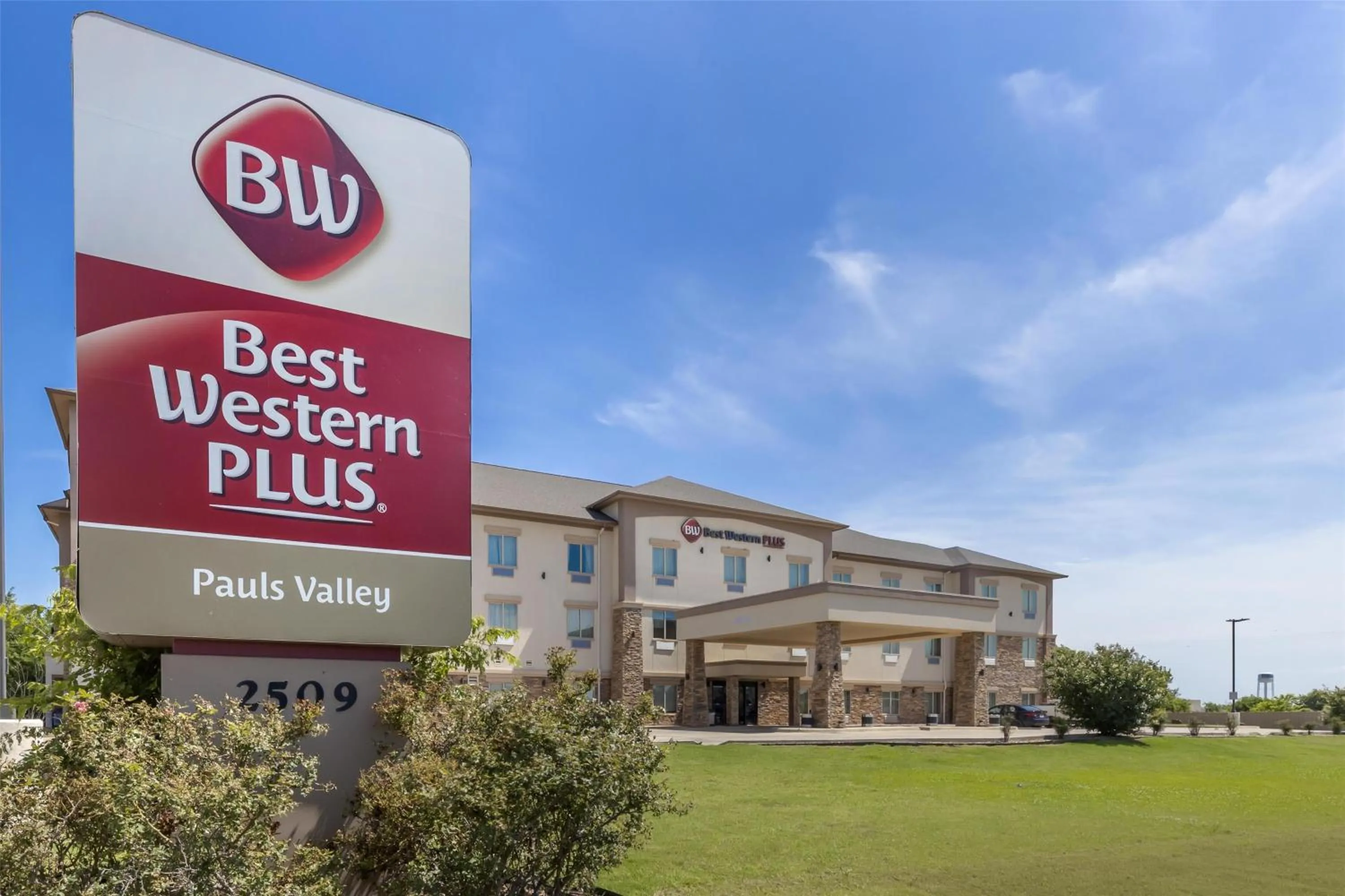 Property building in Best Western Plus Pauls Valley