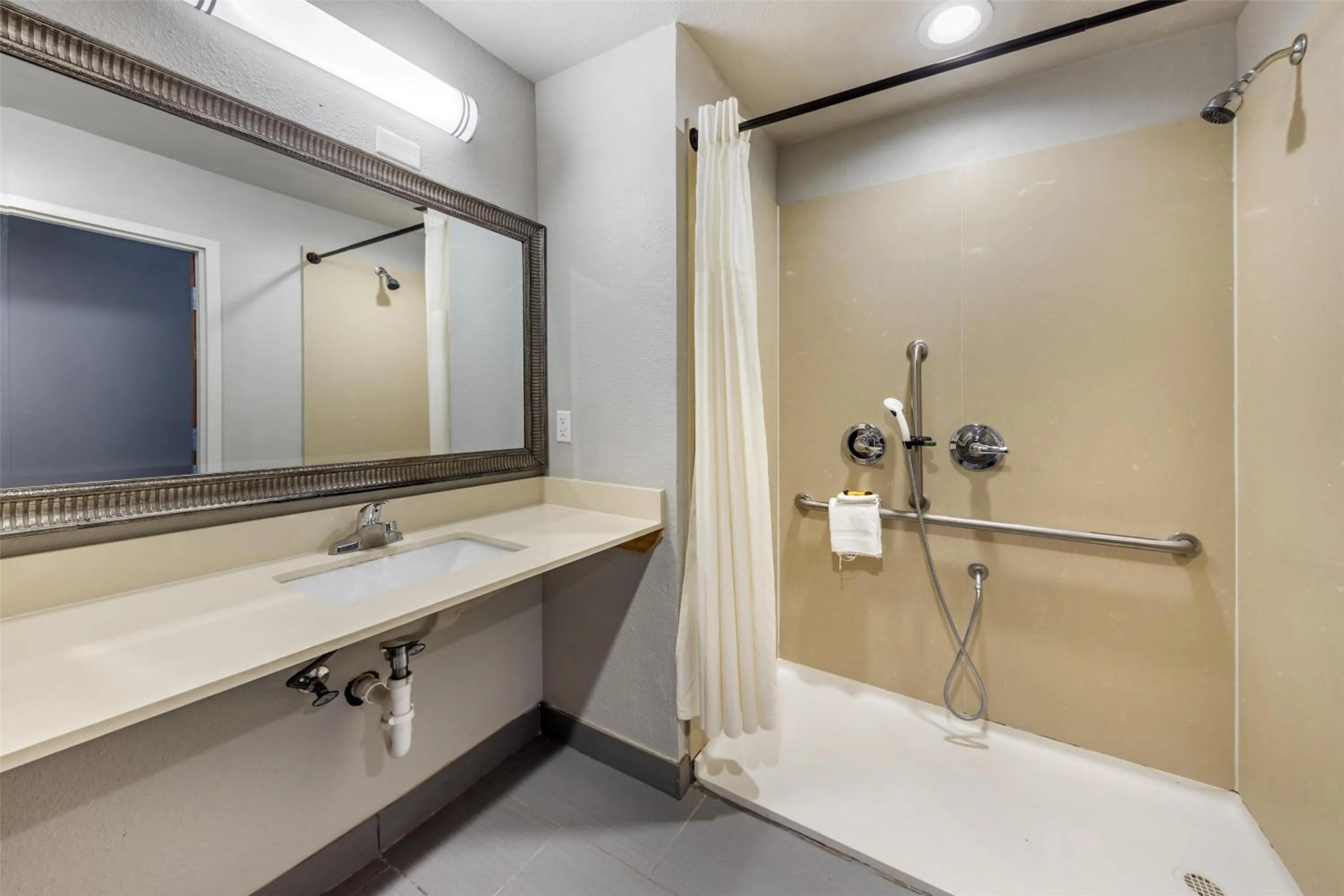 Bathroom in Best Western Plus Pauls Valley