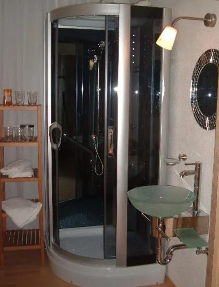 Shower in Wohnen im Burghotel