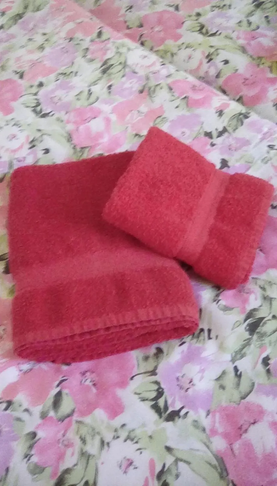 towels, Bed in Wohnen im Burghotel