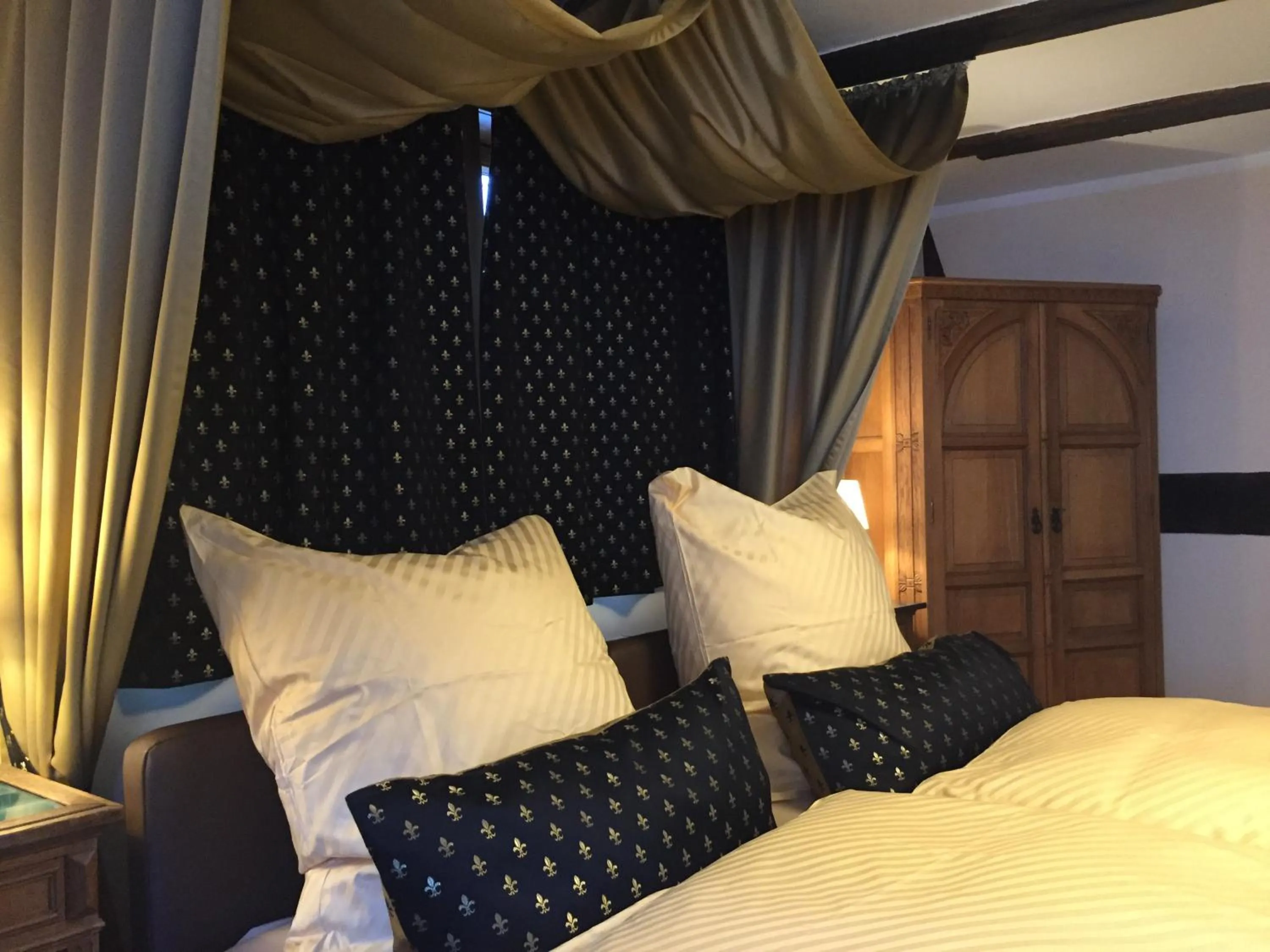 View (from property/room), Bed in McMüller's Kemenate Fulda