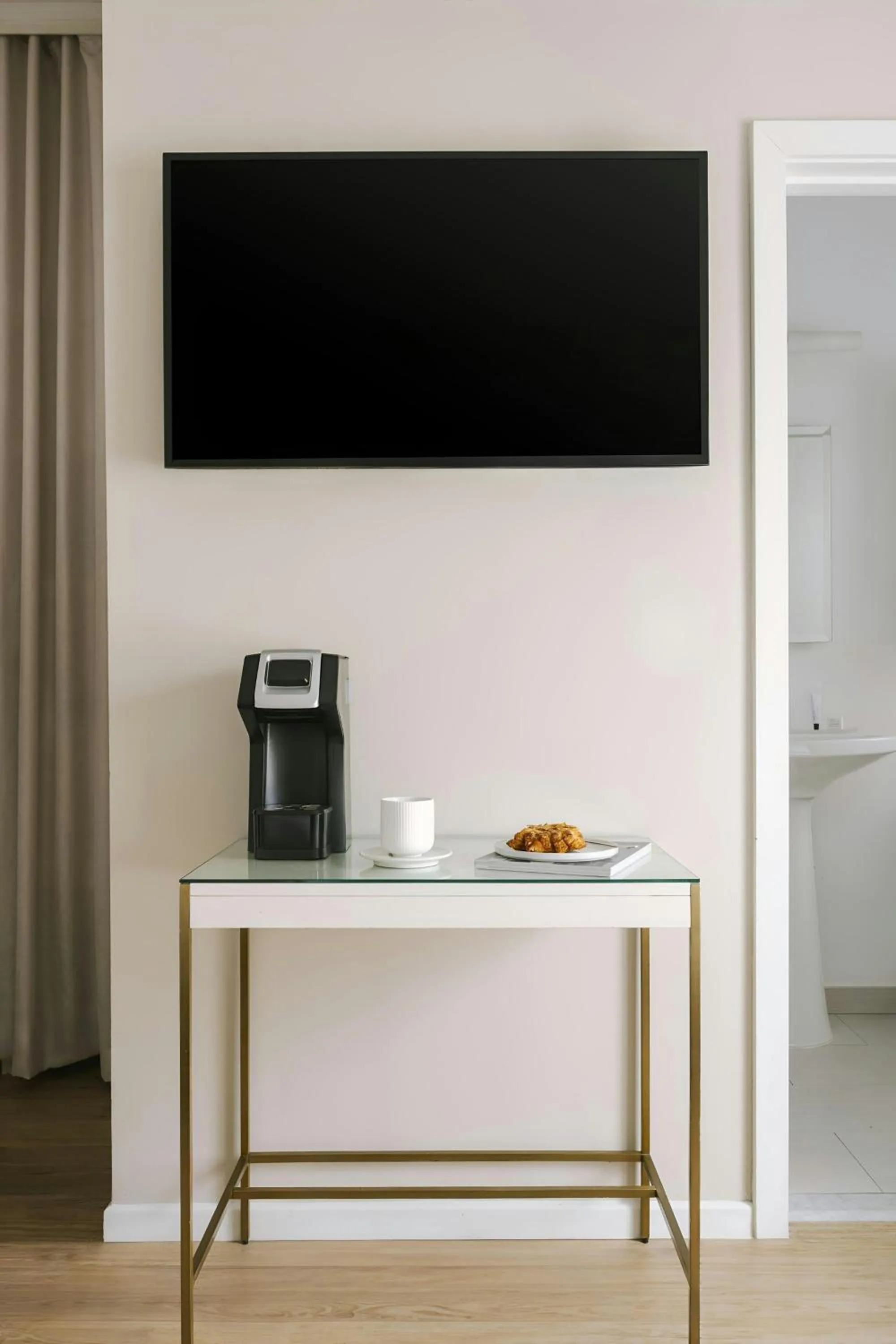 Bedroom in Beverly Terrace Hotel Beverly Hills, Sonder by Marriott Bonvoy