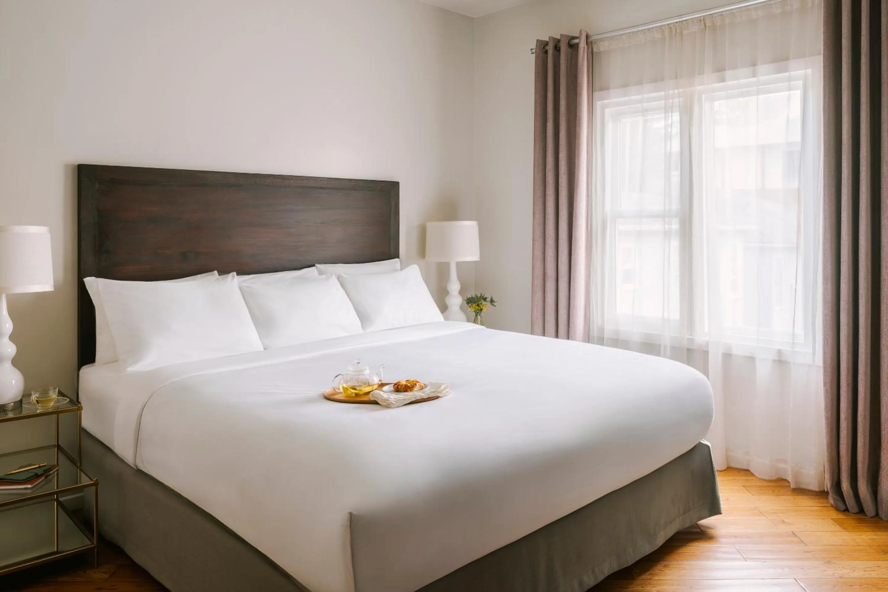 Deluxe King Room in Beverly Terrace Hotel Beverly Hills, Sonder by Marriott Bonvoy