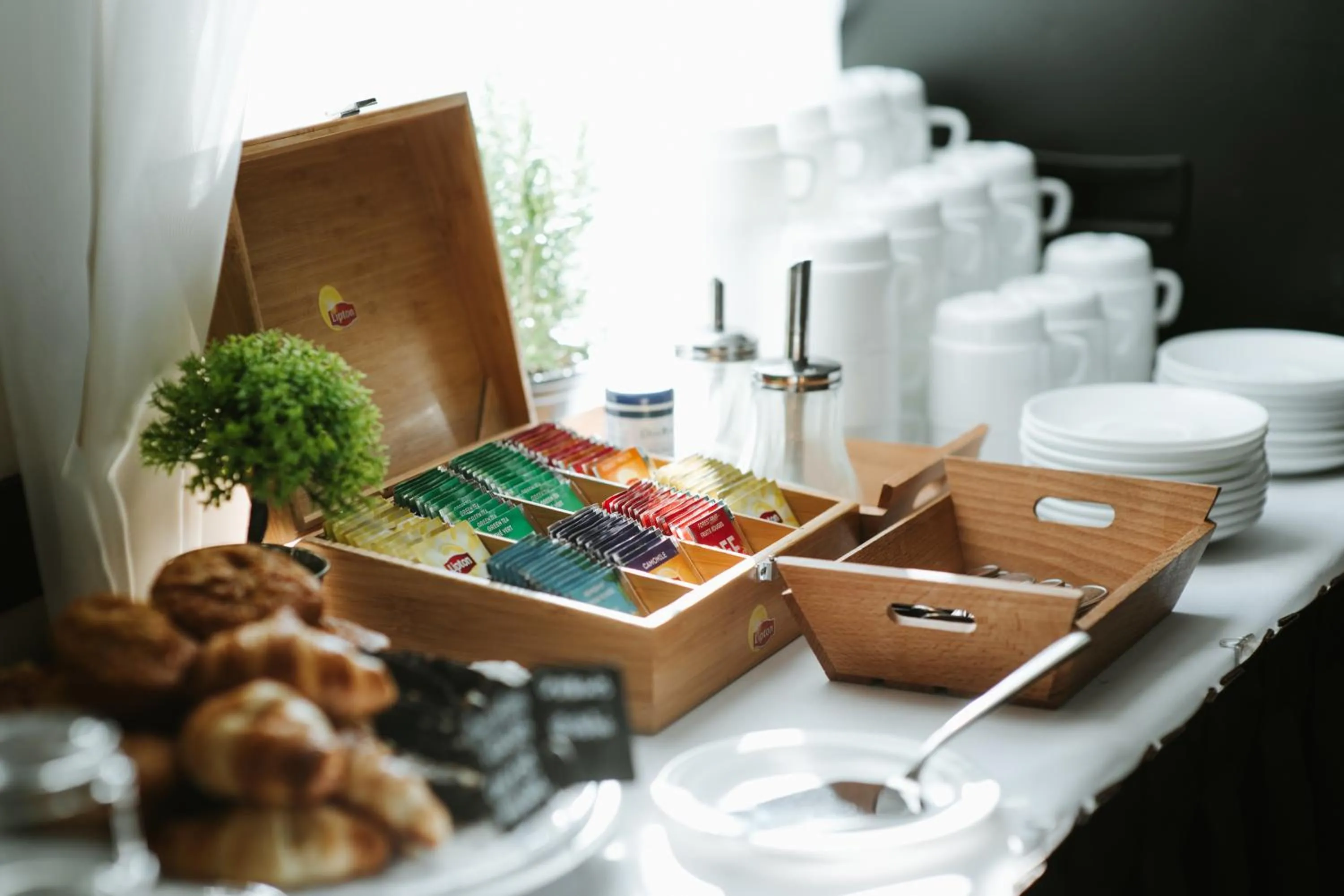 Restaurant/places to eat in Airport Hotel Mara