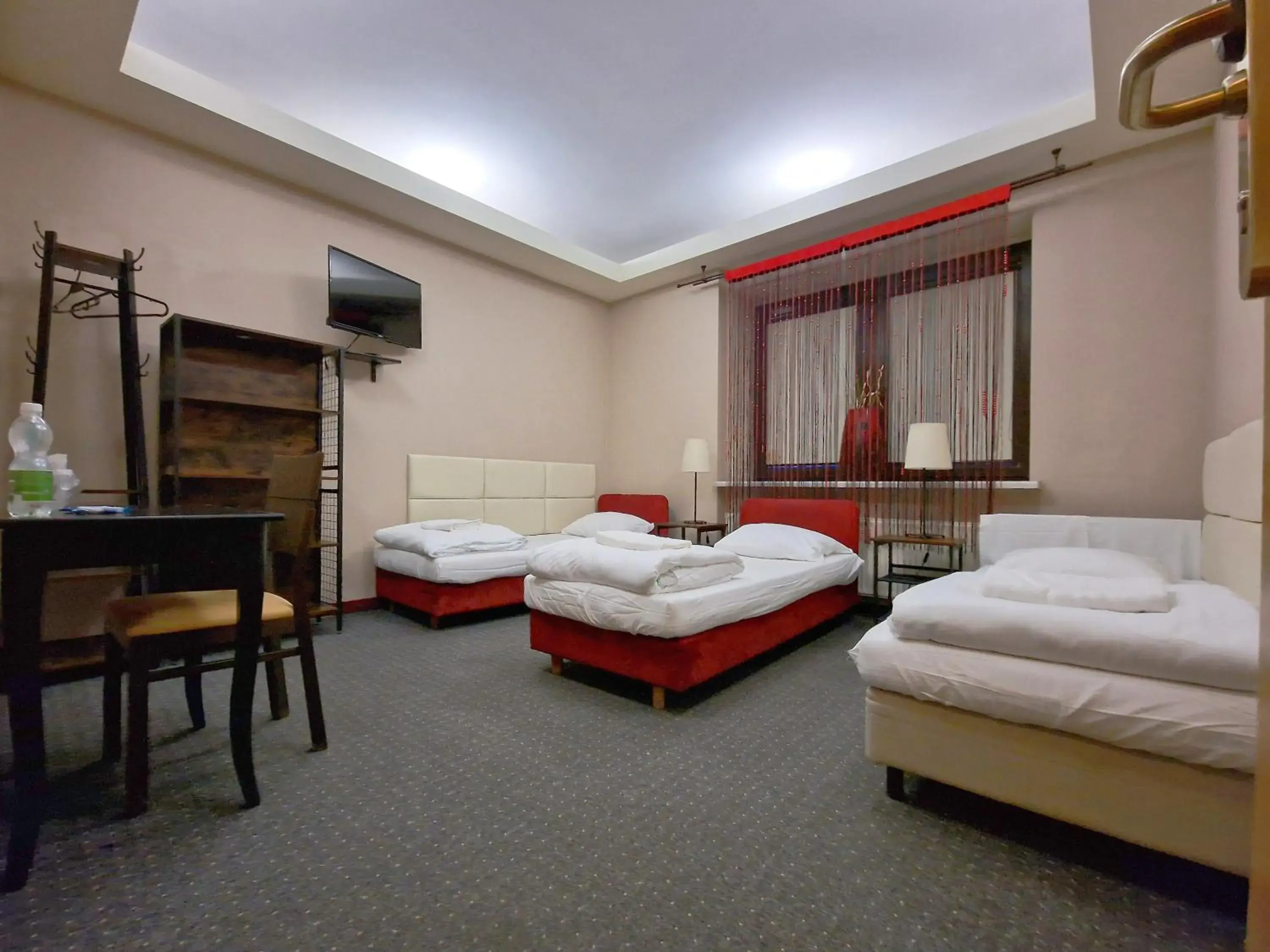 Triple Room with Shared Bathroom in Helvetia Plus B&B - PRIVATE ROOMS and APARTMENTS Triple Room with Shared Bathroom in Helvetia Plus B&B - PRIVATE ROOMS and APARTMENTS